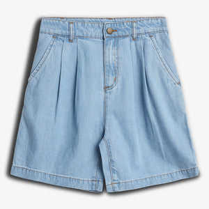 Kurze Jeansshorts, die flach liegen; sie haben einen Knopfverschluss, Taschen und Falten. Der Hintergrund ist einfarbig hell und betont die Farbe der Shorts.