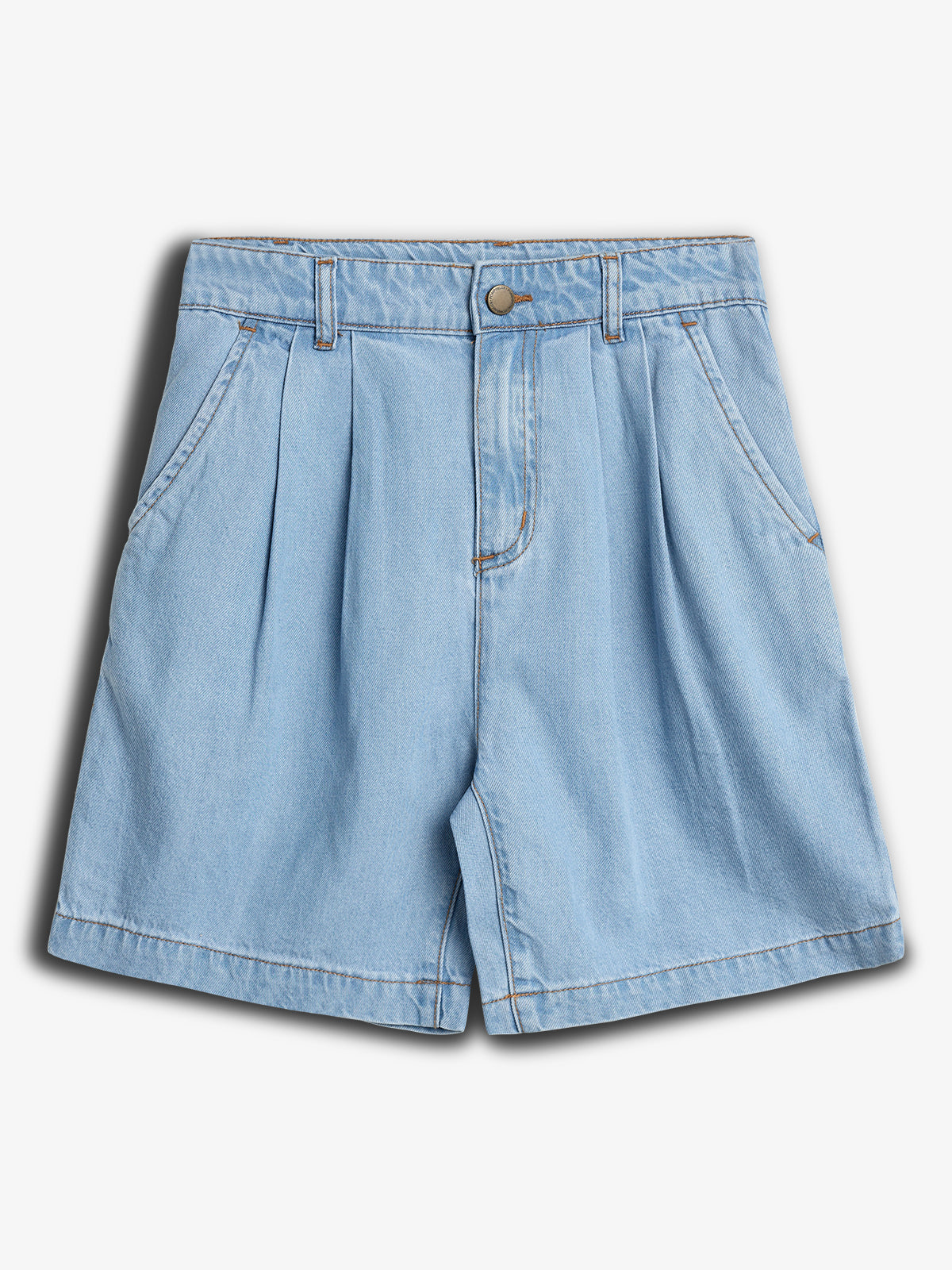 Kurze Jeansshorts, die flach liegen; sie haben einen Knopfverschluss, Taschen und Falten. Der Hintergrund ist einfarbig hell und betont die Farbe der Shorts.