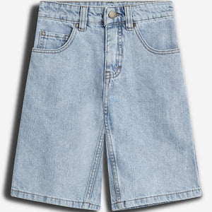 Jeans-Shorts aus hellem Denim mit fünf Taschen und einem Knopfverschluss, auf einem weißen Hintergrund liegend.