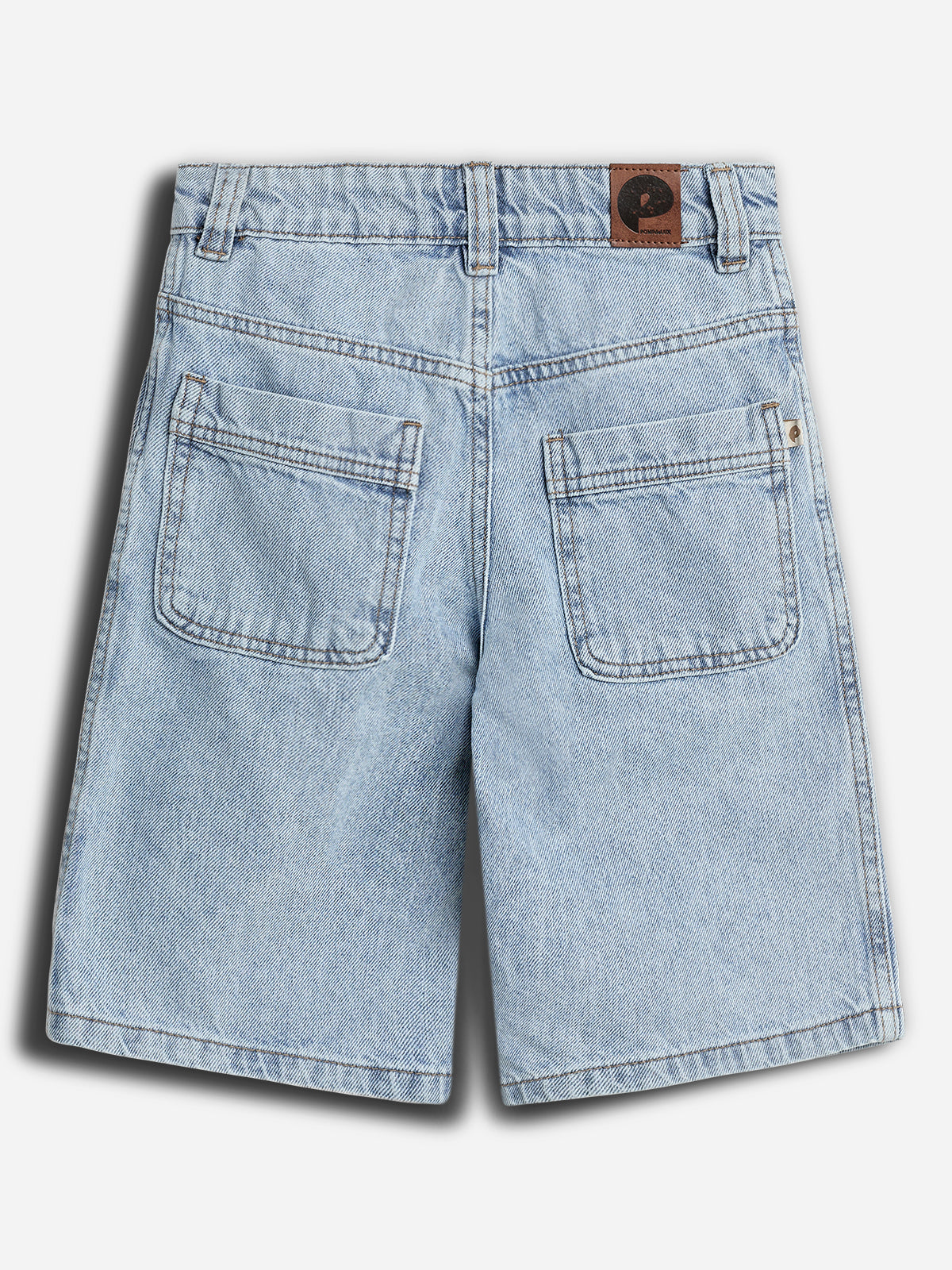 Jeansshorts zeigen zwei große Gesäßtaschen, genäht auf hellblauem Denimstoff. Oben befindet sich ein braunes Lederlogo mit einem schwarzen Symbol. Hintergrund ist einfarbig hellgrau.