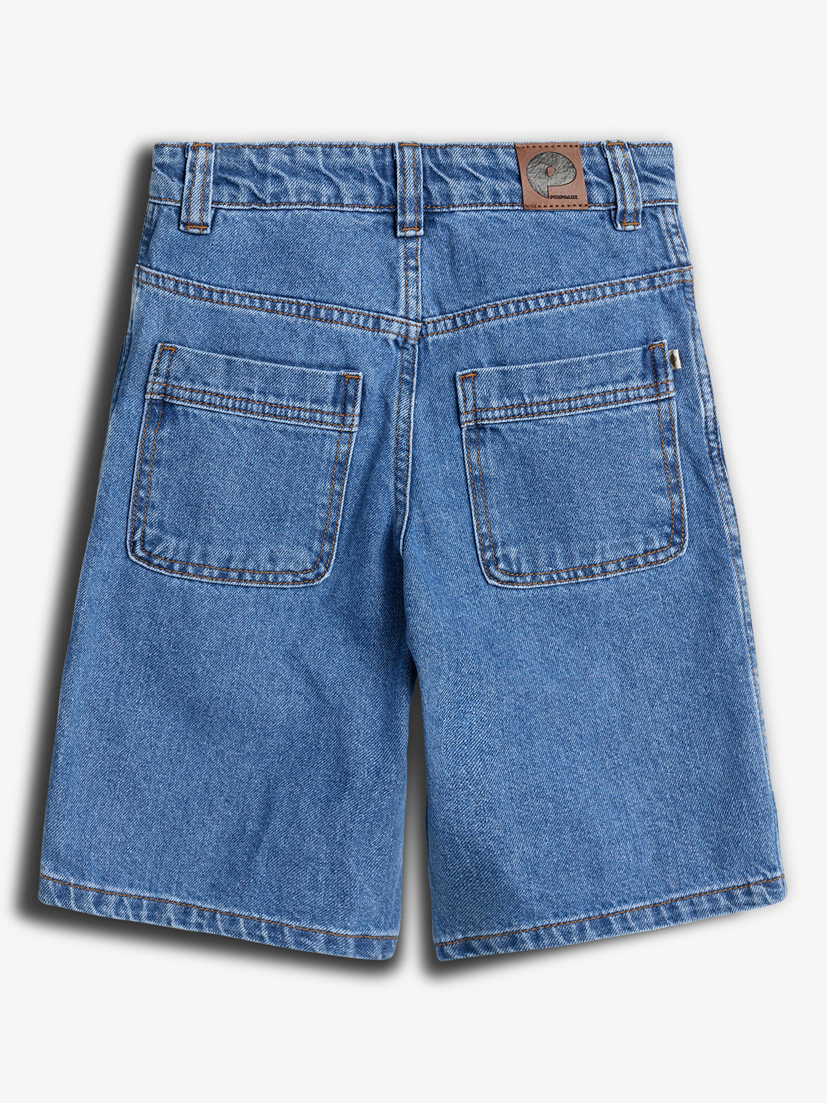 Eine blaue Jeansshorts liegt flach. Zwei große Taschen befinden sich auf der Rückseite. Ein braunes Etikett mit Baumlogo und der Aufschrift "Bonispoolé" ist angebracht.