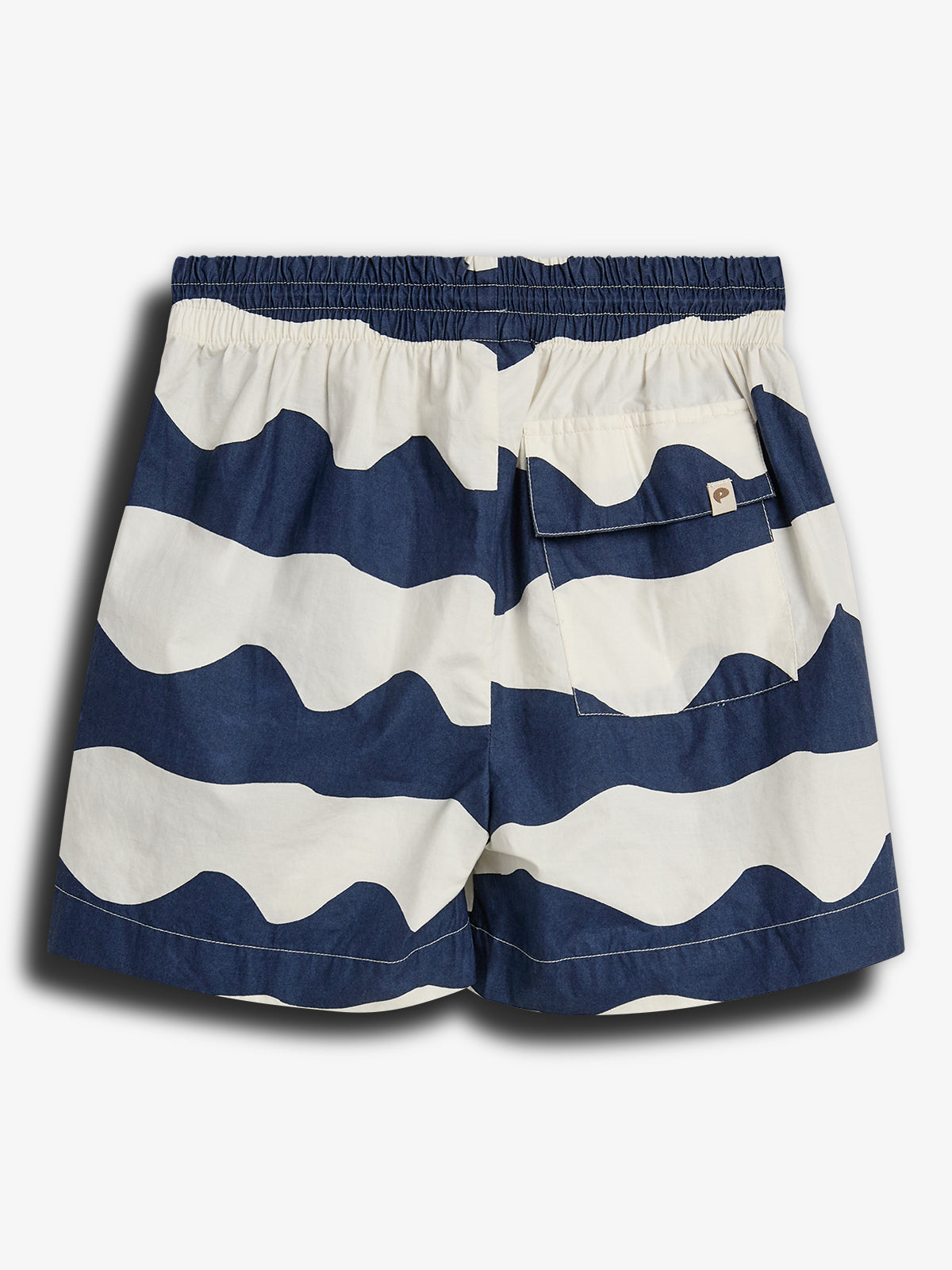 Kurze Hose mit blau-weißen Wellenstreifen; Gummibund oben. Eine Tasche mit Lasche und kleinem Logo auf der Rückseite. Hintergrund ist einfarbig weiß.
