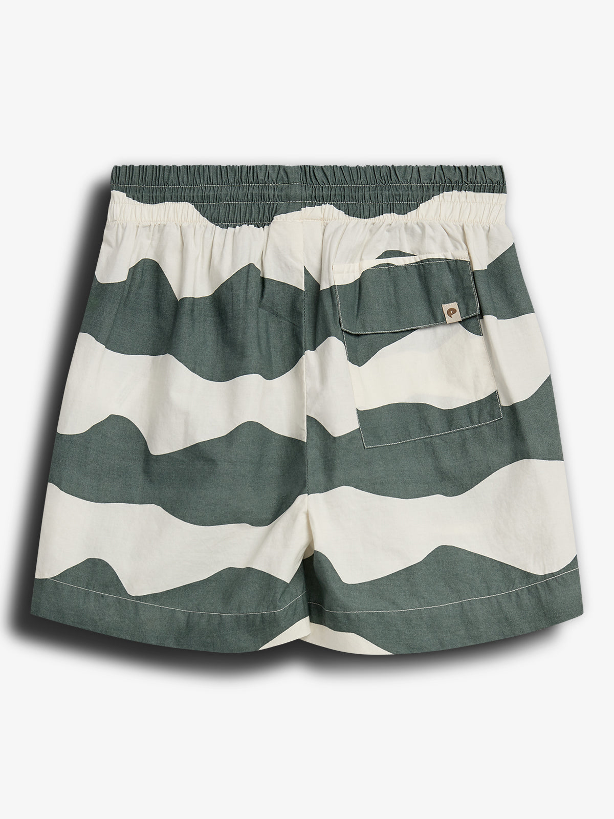 Kurze Hose mit grünen und weißen Wellenmustern, elastischem Bund und einer Tasche hinten, platziert in einem einfachen, weißen Studiohintergrund.