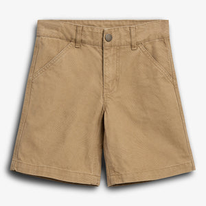 Beige Shorts liegen flach auf einer weißen Oberfläche. Sie haben einen Knopfverschluss und zwei seitliche Taschen, ideal für Sommeraktivitäten.