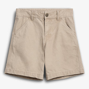 Beige Shorts mit Knopfverschluss liegen auf einem weißen Hintergrund. Sie haben Gürtelschlaufen und seitliche Taschen. Die Nähte sind deutlich sichtbar und verleihen der Shorts Struktur.