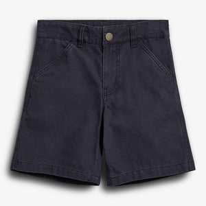 Dunkelblaue Shorts liegen flach auf einem weißen Hintergrund. Sie haben Taschen, Gürtelschlaufen und einen silbernen Knopfverschluss.