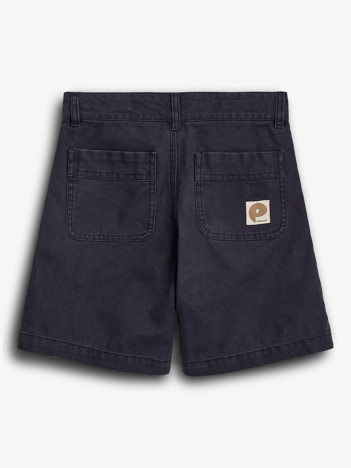 Dunkelblaue Shorts mit zwei aufgesetzten Rückentaschen; eine Tasche trägt ein rechteckiges Etikett mit einem stilisierten "P". Hergestellt aus festem Stoff. Hintergrund ist einfarbig weiß.