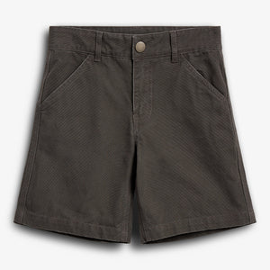 Kurze braune Shorts liegen flach mit einem Knopfverschluss und Gürtelschlaufen. Sie haben zwei schräge Vordertaschen und sind auf einem weißen Hintergrund präsentiert.