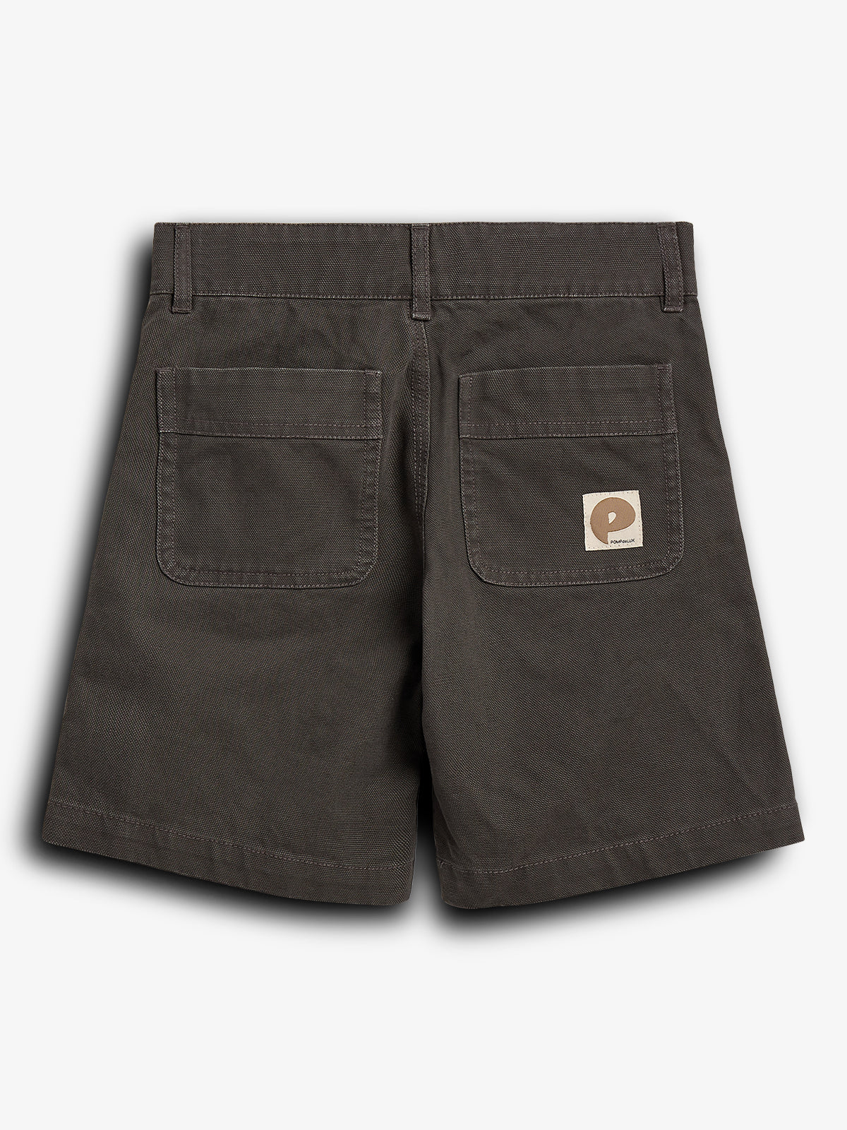 Kurze Hose aus dunkelbraunem Stoff, mit zwei aufgesetzten Taschen hinten. Auf der rechten Tasche befindet sich ein kleines, quadratisches Etikett mit einem stilisierten "P" und dem Text "POPIMOLI".
