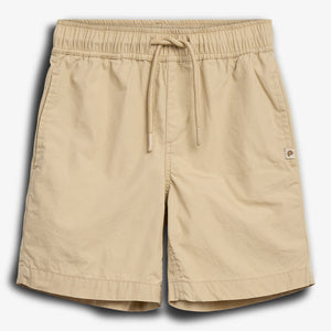 Beige Shorts mit elastischem Bund und Kordelzug, Taschen an den Seiten. Das schlichte Design zeigt ein kleines Logo rechts unten. Liegt auf einem neutralen Hintergrund.