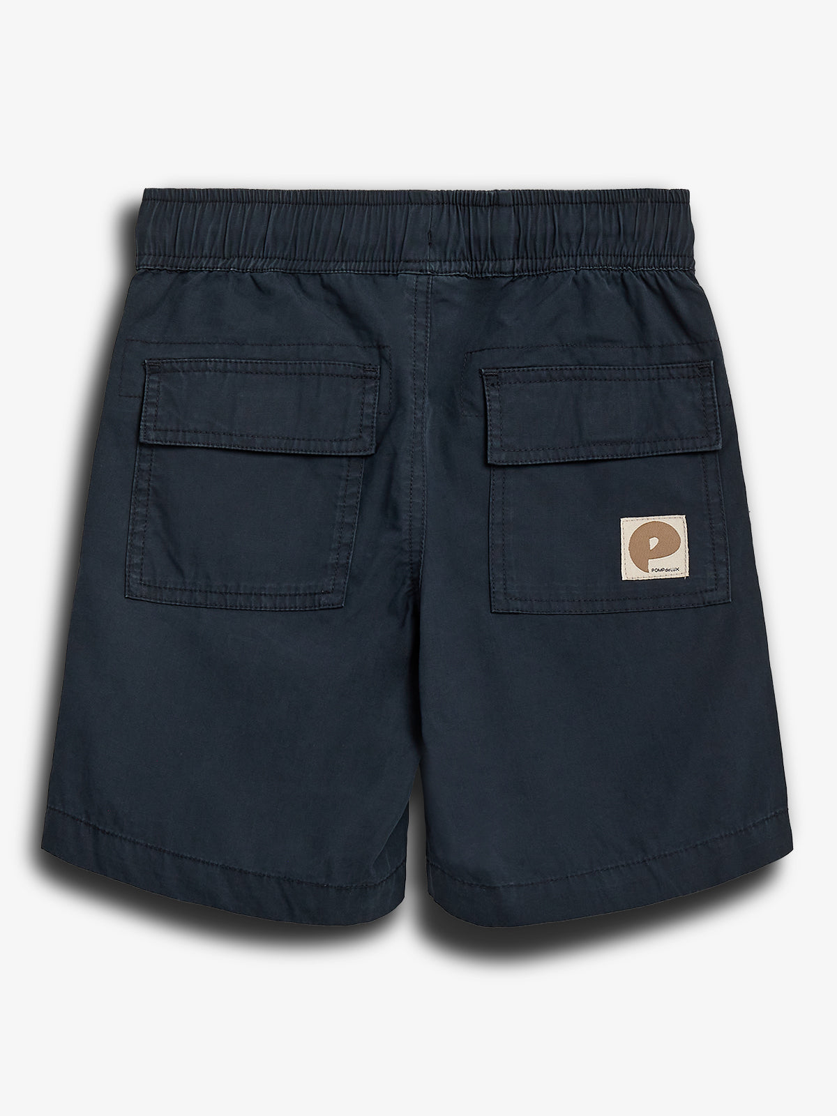 Dunkelblaue Shorts mit elastischem Bund und zwei aufgenähten Taschen hinten. Ein Etikett mit "polham" befindet sich auf der rechten Tasche. Der Hintergrund ist schlicht und weiß.