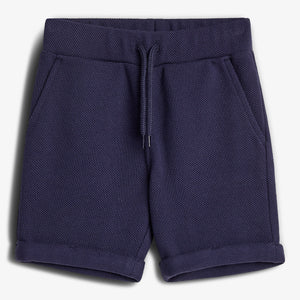 Dunkelblaue Shorts aus strukturiertem Stoff, liegen flach mit Kordelzug vorn, umgeben von einem weißen Hintergrund.