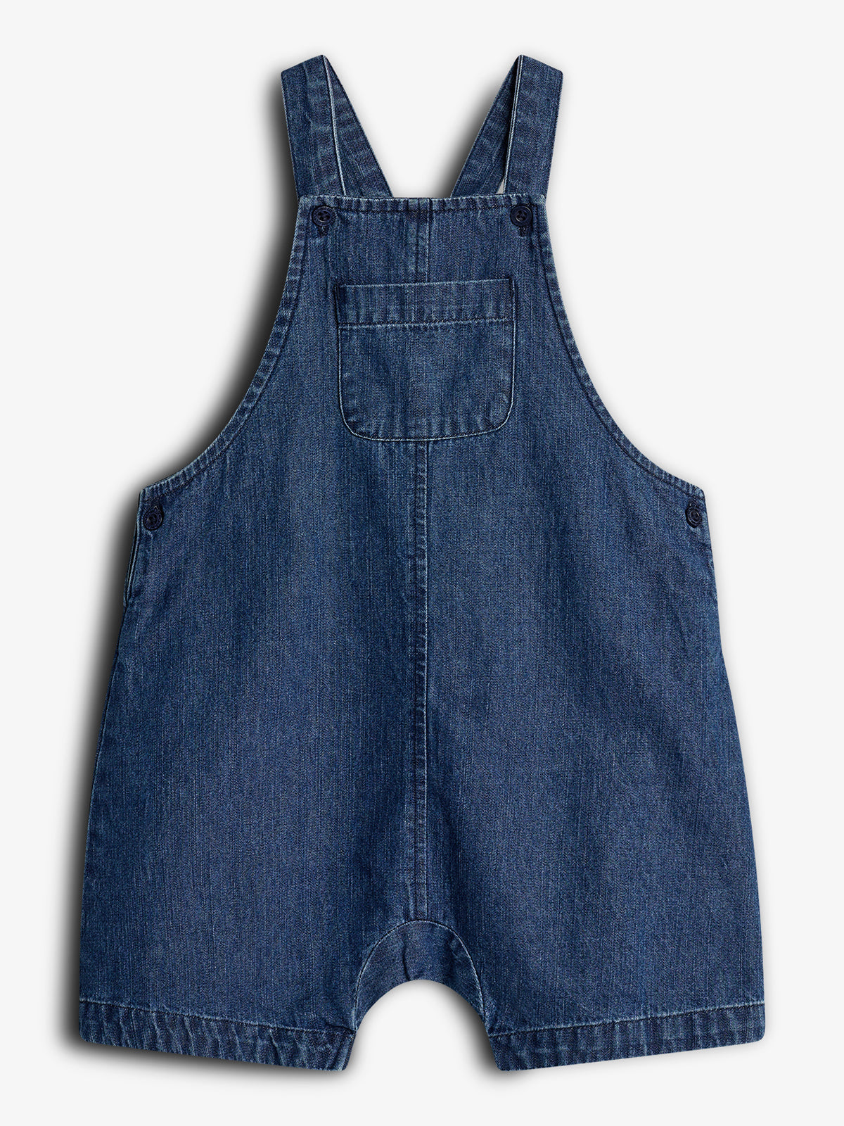Denim-Latzhose ohne sichtbare Träger, im Mittelpunkt stehend. Ein Brusttasche sitzt zentral. Der Hintergrund ist einfarbig weiß, was die Hose betont.