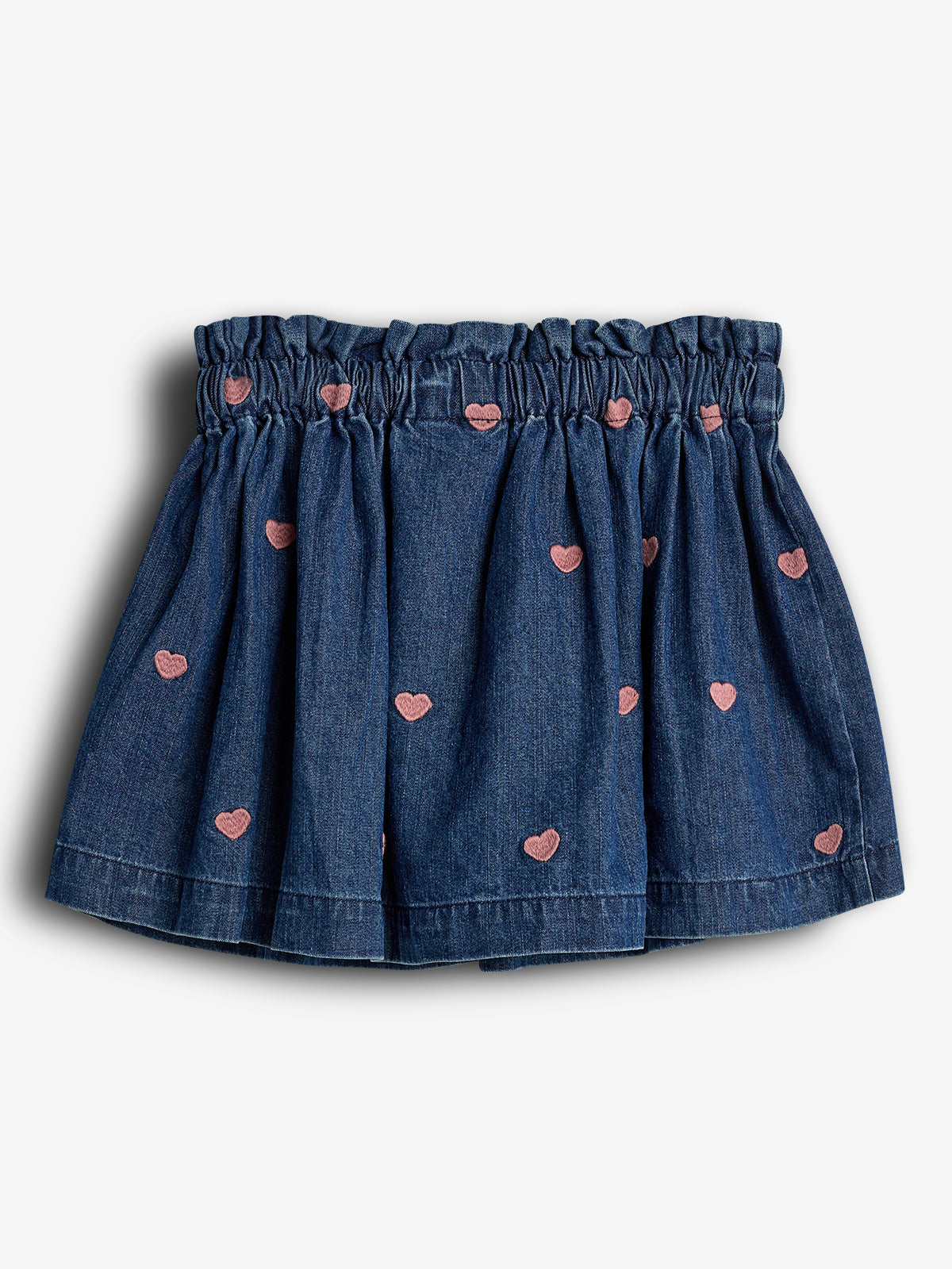 Ein blauer Jeansrock mit elastischem Bund zeigt rosa gestickte Herzen. Der Rock ist auf einem neutralen Hintergrund ausgebreitet.