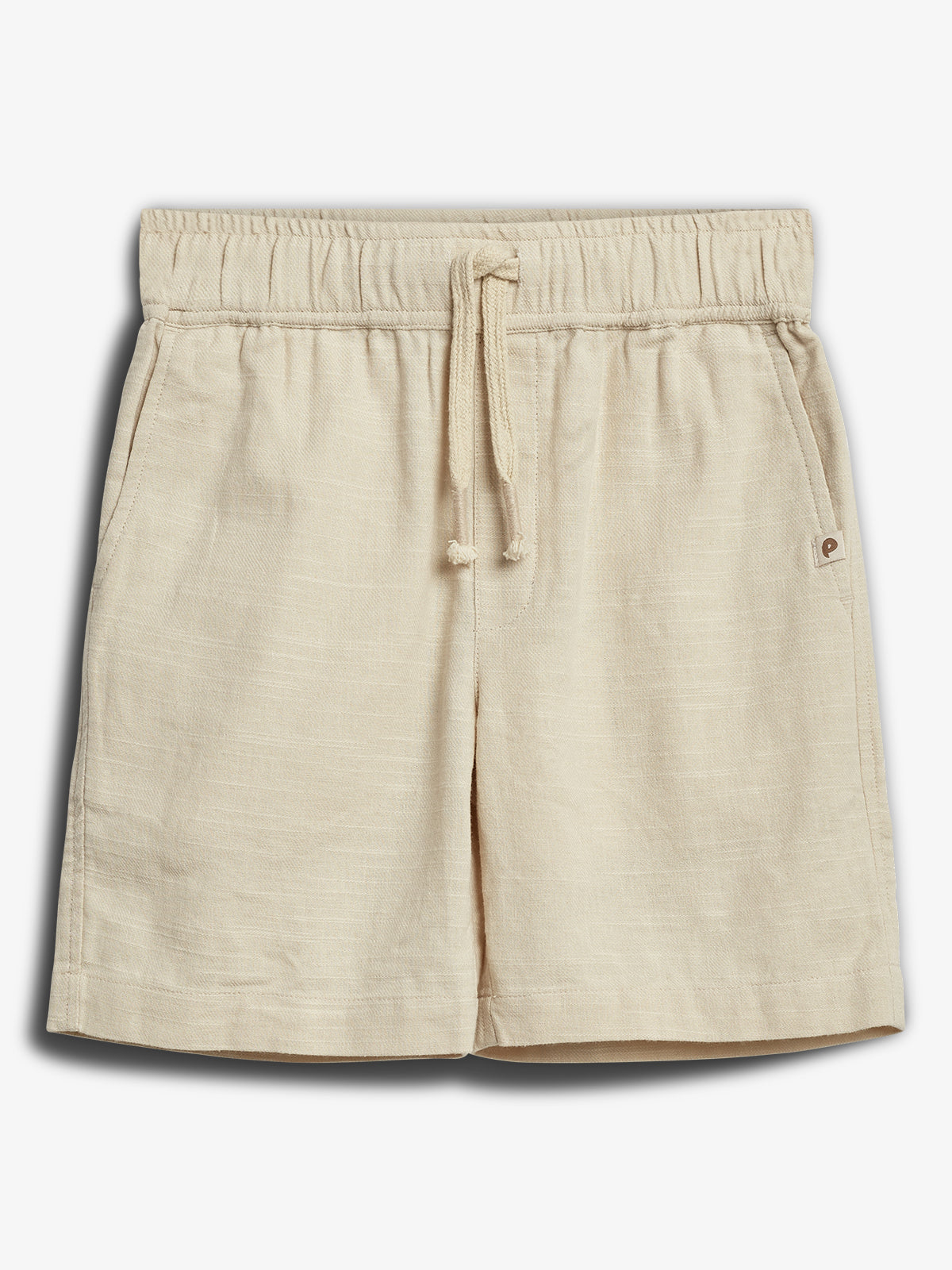 Beige Shorts mit elastischem Bund und Kordelzug, liegend präsentiert. Nebennaht-Tasche auf der rechten Seite. Hintergrund ist schlicht und hell, was das Kleidungsstück hervorhebt.