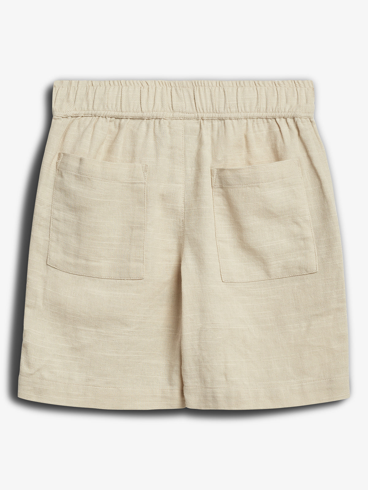 Beige Shorts mit elastischem Bund, zeigen aufgesetzte Taschen, liegen flach auf weißem Hintergrund.