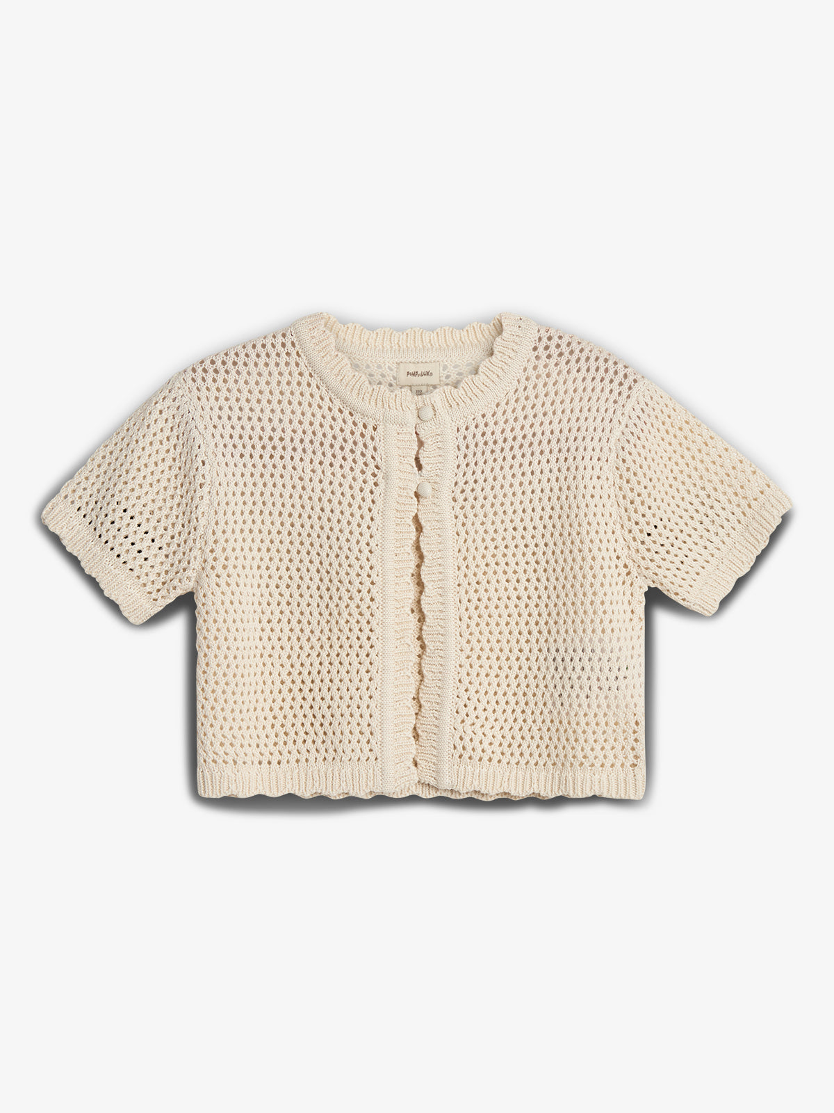 Ein cremefarbener, gehäkelter Cardigan mit kurzen Ärmeln und Knopfleiste liegt flach vor einem weißen Hintergrund. Der Stoff ist durchbrochen und leicht strukturiert.