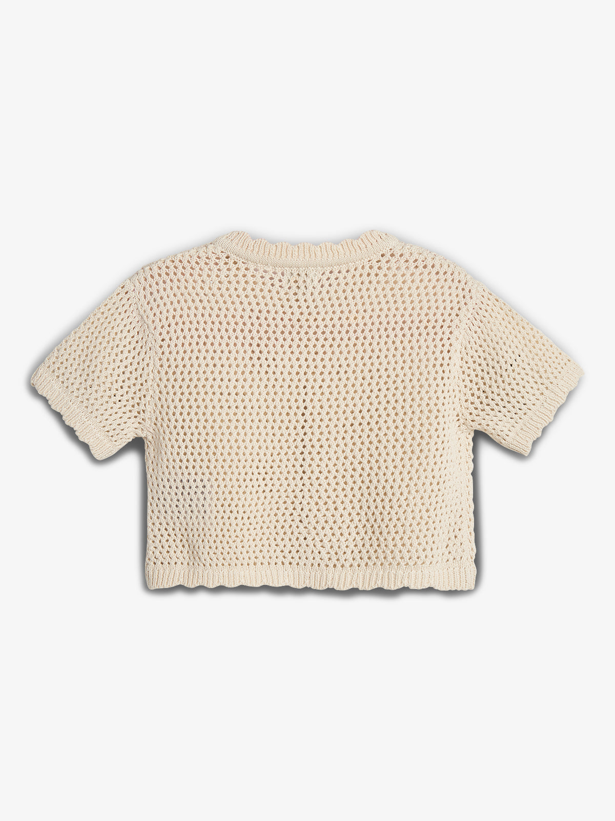 Ein cremefarbenes, gestricktes Netzoberteil liegt flach auf einem weißen Hintergrund. Es hat kurze Ärmel und gerippte Kanten, insgesamt schlicht und luftig designt.