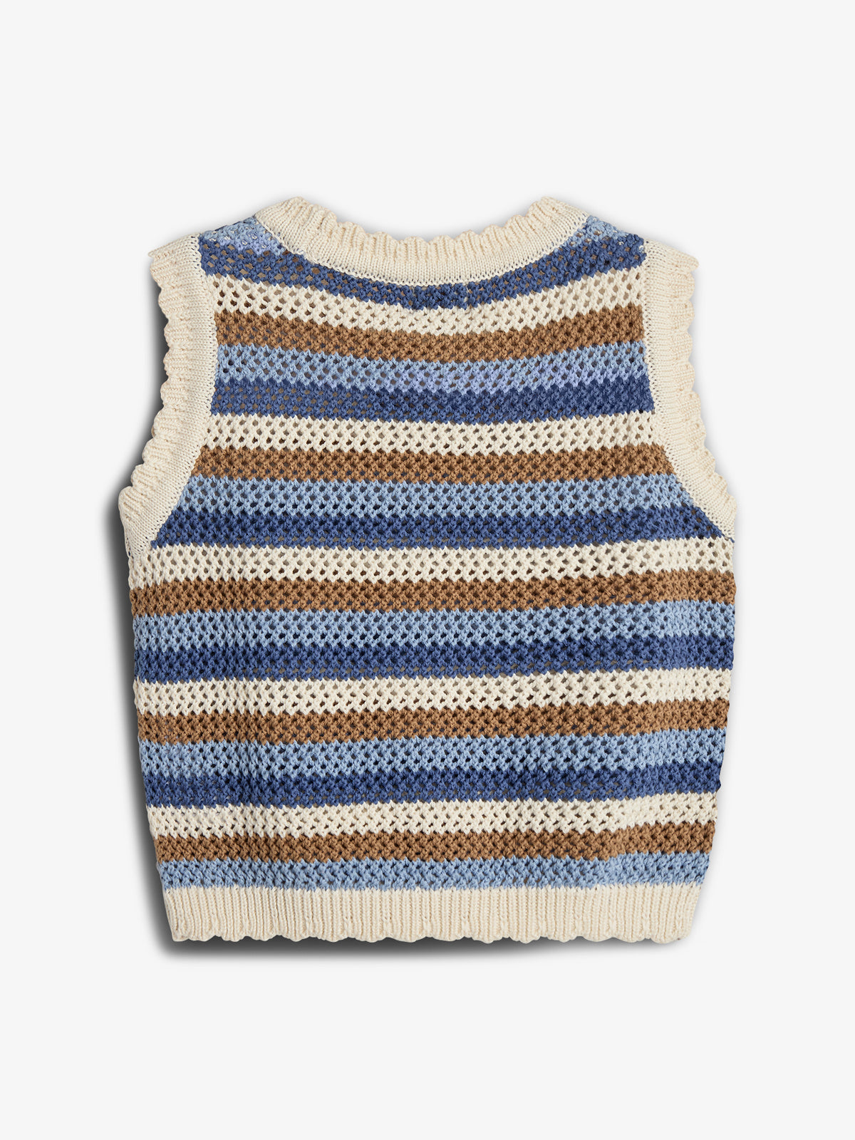 Ein ärmelloses Strickoberteil mit blauen, weißen und braunen horizontalen Streifen liegt flach auf einem hellen Hintergrund. Die Struktur ist durchlässig und grob gestrickt.