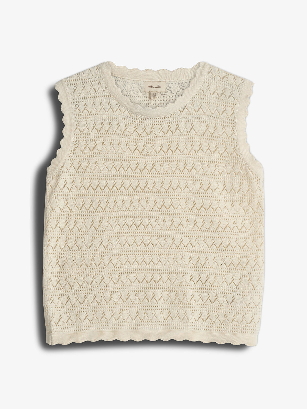 Sleeveless, white knitted top with scalloped edges, featuring a diamond-shaped pattern. Labeled "PULL&BEAR," it lies flat against a white background.
