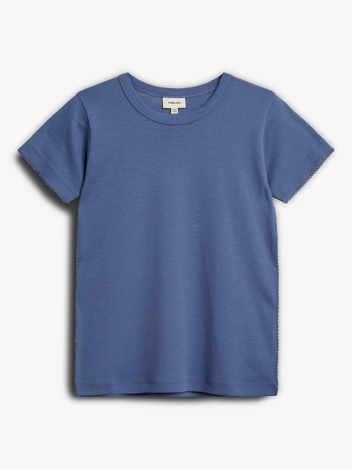 Blaues T-Shirt hängt still vor weißem Hintergrund. Etikett zeigt „pippikids, 130“. Kurzärmelig mit einfachem Schnitt, geeignet für Freizeitkleidung. Keine anderen Objekte oder Dekorationen im Umfeld.