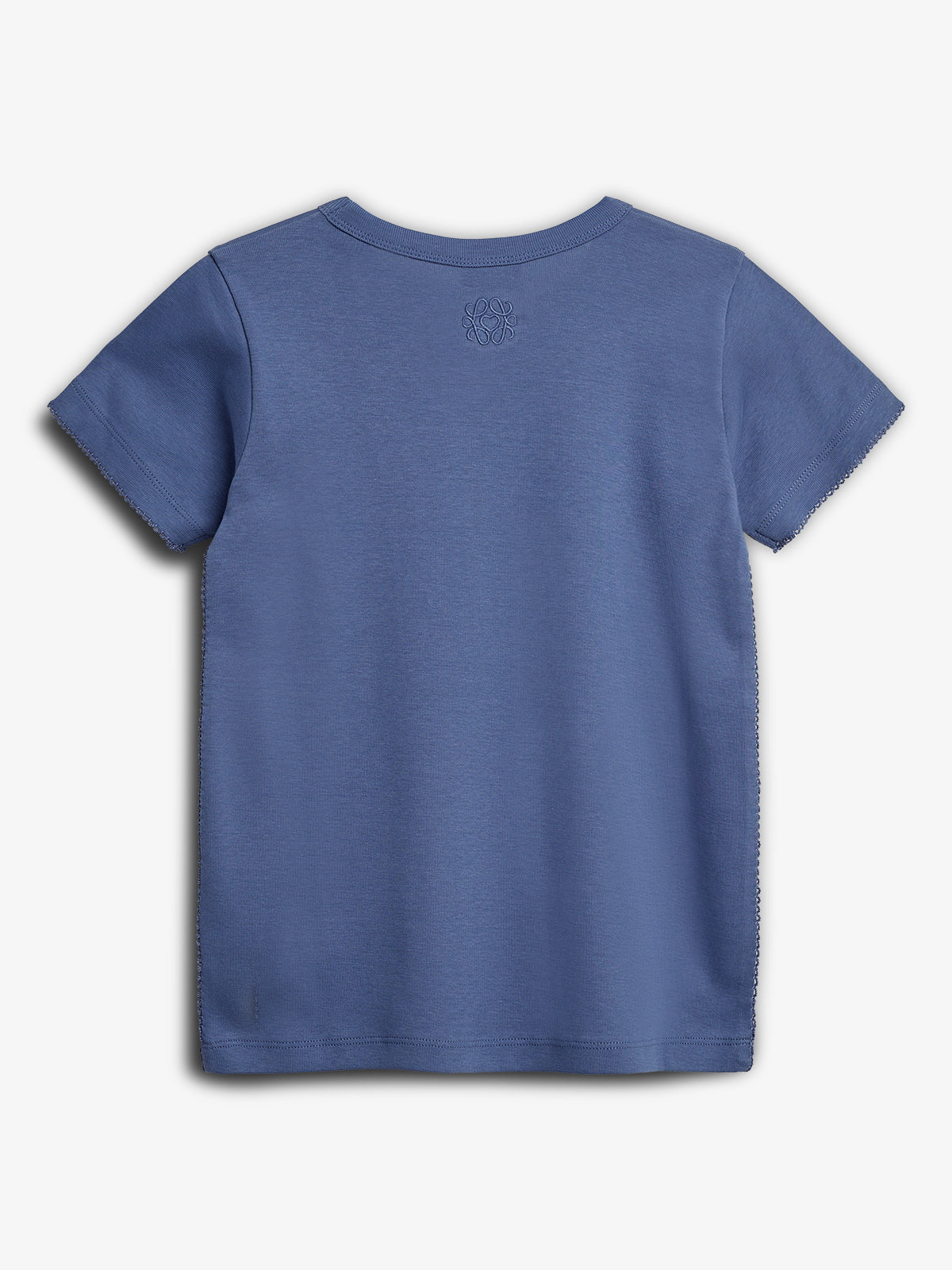 Ein blaues T-Shirt liegt flach auf einem weißen Hintergrund. Das Shirt ist schlicht, mit kurzen Ärmeln, Rundhalsausschnitt und einem dezenten gestickten Logo nahe dem Nackenbereich.