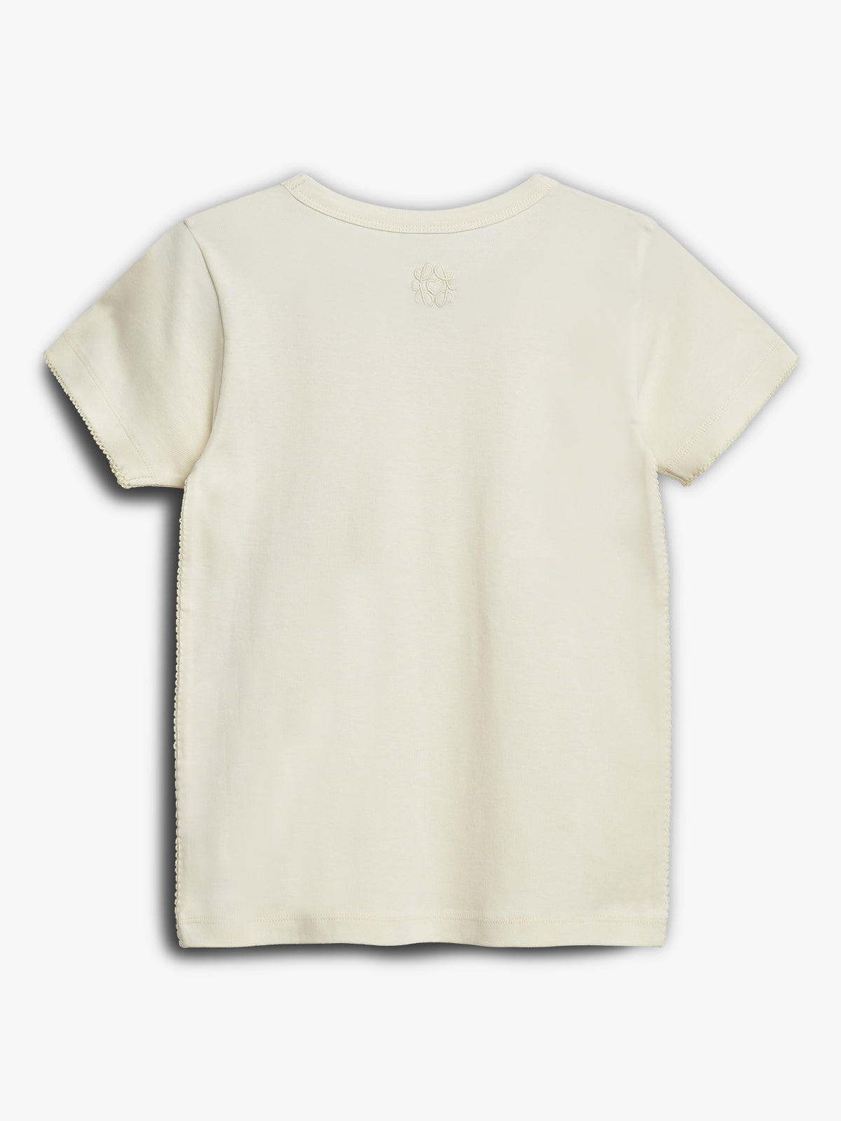 Ein beiges T-Shirt liegt flach ohne Falten. Es zeigt das Rückenteil mit einem dezenten, gestickten Logo oben in der Mitte. Der Hintergrund ist weiß.