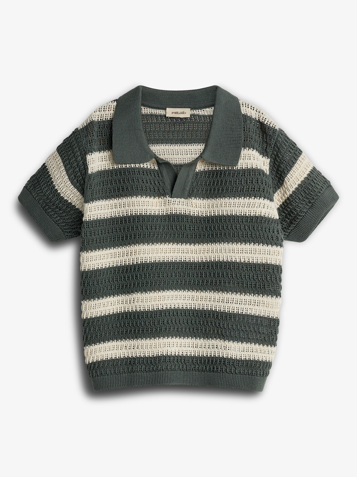 Ein gestreiftes, kurzärmeliges Strickpoloshirt mit abwechselnden grünen und weißen Streifen liegt auf einem weißen Hintergrund. Der Kragen ist grün, die Struktur ist leicht durchbrochen.