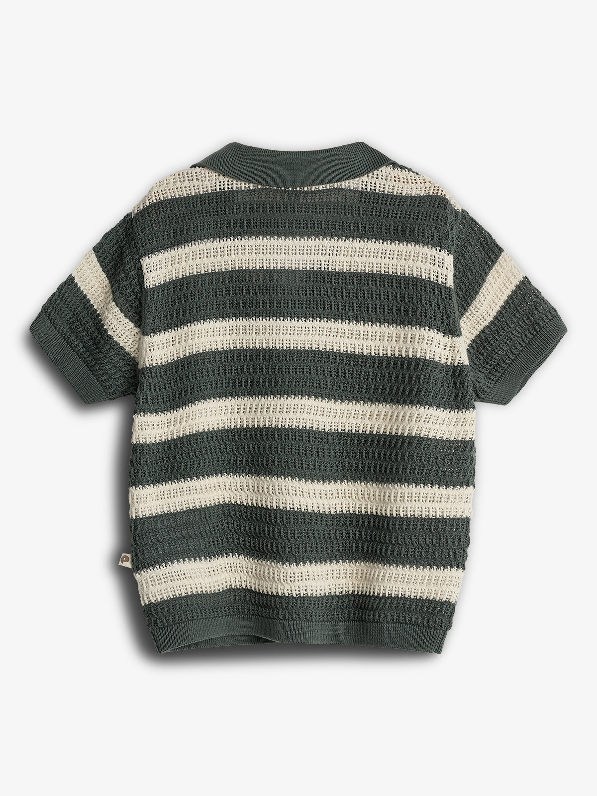 Ein gestricktes Kurzarm-Shirt mit abwechselnden horizontalen Streifen in Dunkelgrün und Weiß liegt auf einem weißen Hintergrund.