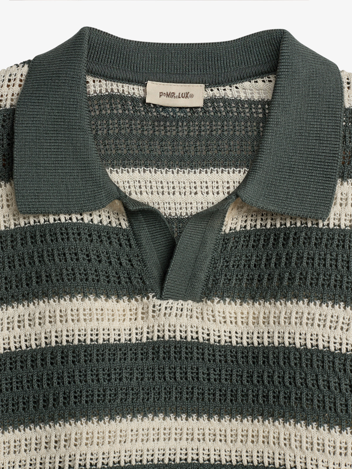 Strickpullover präsentiert sich mit grün-weißen Streifen. Der Kragen ist gerippt und zu sehen ist ein sichtbares Webmuster. Ein Etikett trägt den Text "POMPdeLUX".