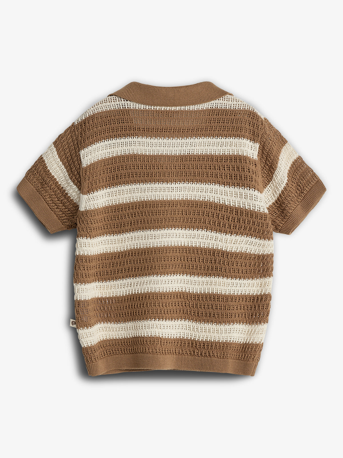 Ein gestricktes, kurzärmliges Oberteil in Braun und Beige ist flach ausgebreitet. Es zeigt ein gestreiftes Muster auf einem weißen Hintergrund. Der Hintergrund ist neutral und schlicht.
