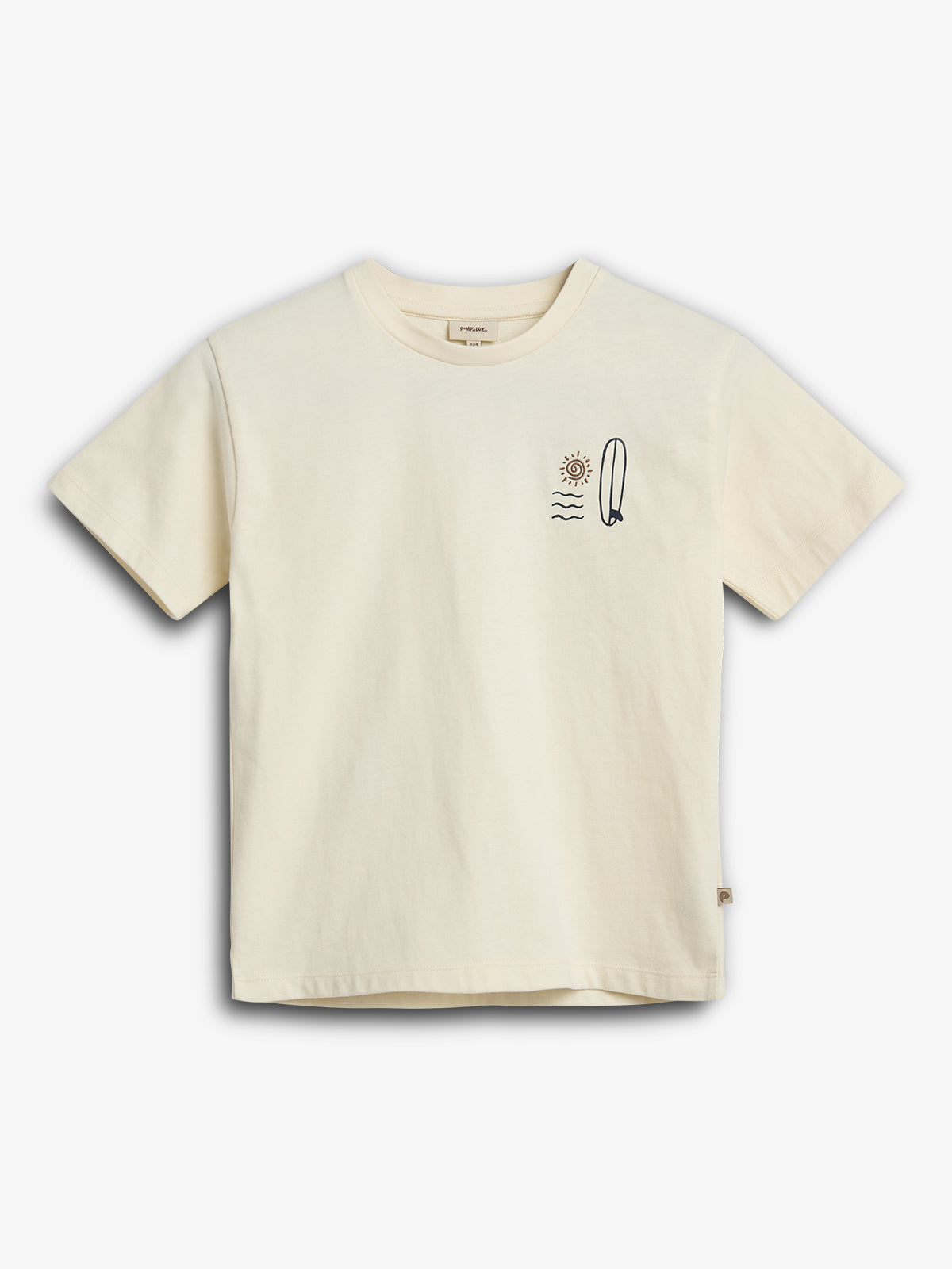 Ein beiges T-Shirt zeigt eine kleine Grafik mit Sonne, Wellen und einem Surfbrett auf der Brust. Es liegt auf weißem Hintergrund.