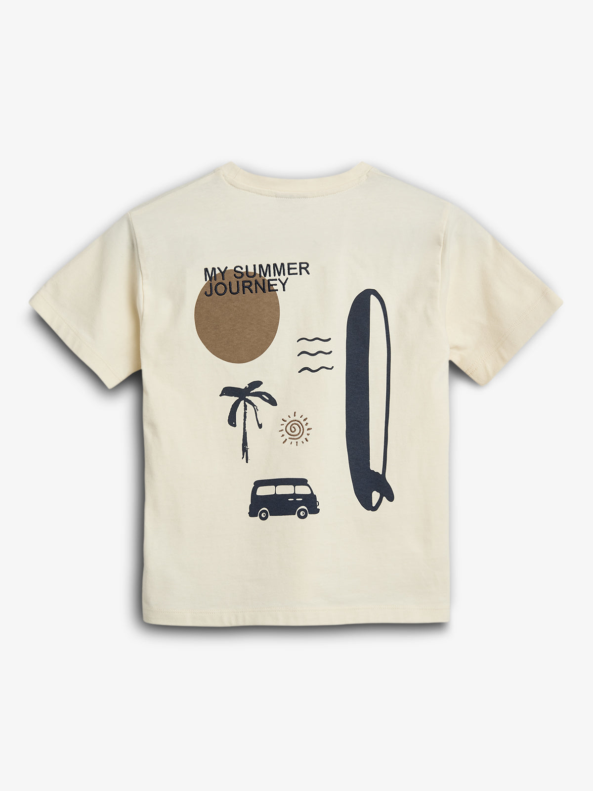 Beiges T-Shirt mit sommerlichem Druck: „MY SUMMER JOURNEY“. Abgebildet sind eine Palme, ein brauner Kreis als Sonne, ein schwarzer Bus, ein Surfbrett, Wellen und eine stilisierte Sonne.