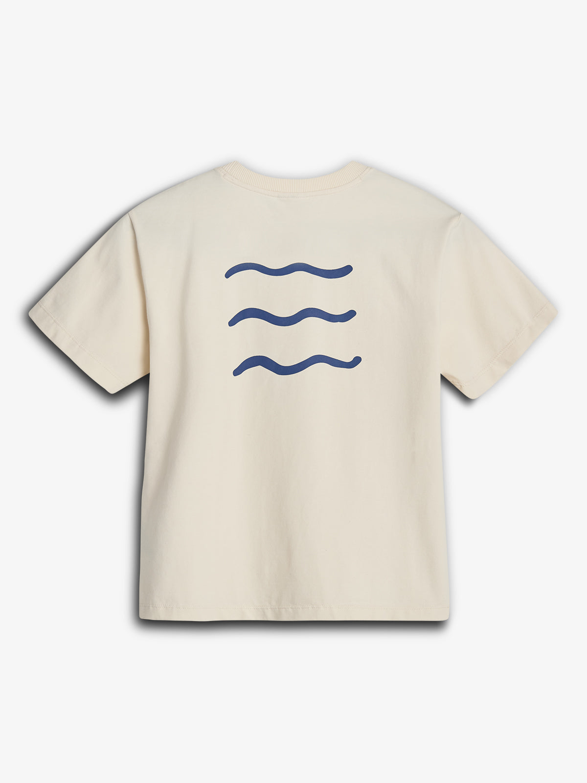 Ein beigefarbenes T-Shirt zeigt drei blaue, wellenförmige Linien auf der Rückseite. Die Umgebung ist einfarbig und schlicht.