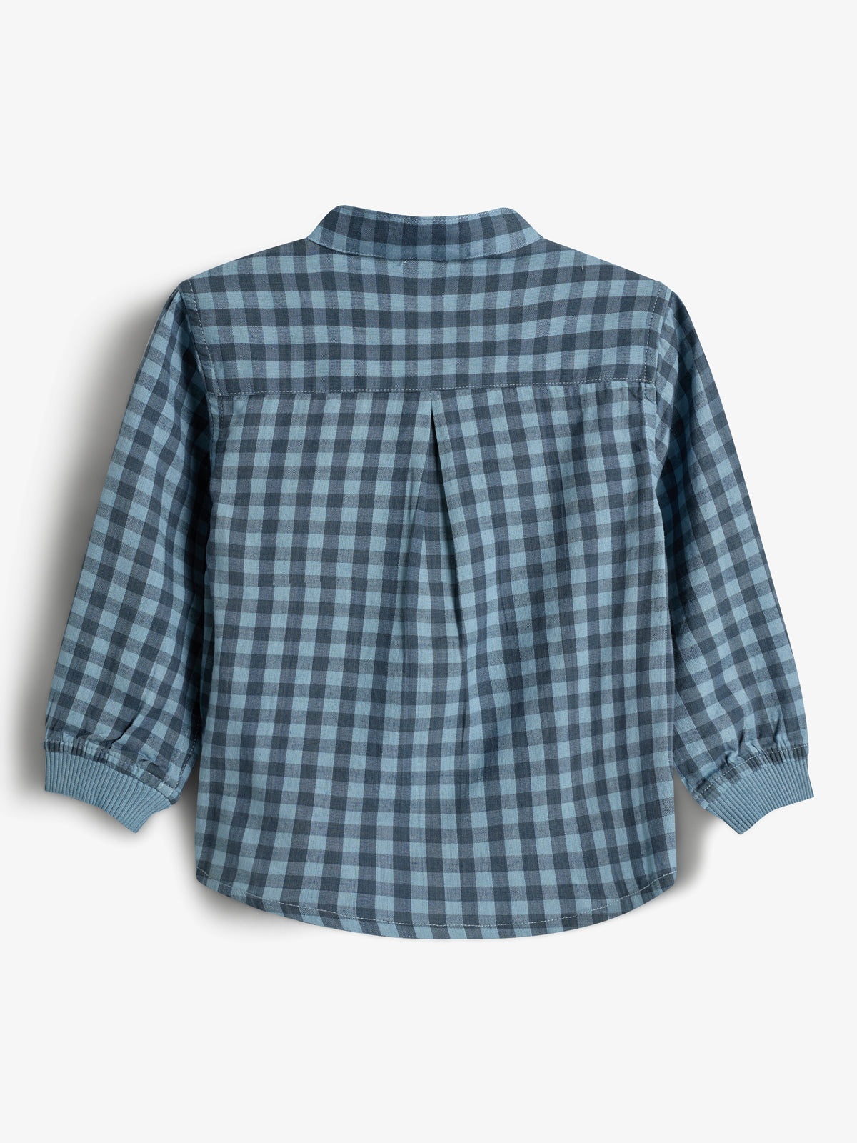 Hemd mit blau-schwarz kariertem Muster, hinten gezeigt, ohne sichtbare Knöpfe, mit Kragen und langen Ärmeln mit Bündchen, auf neutralem Hintergrund.