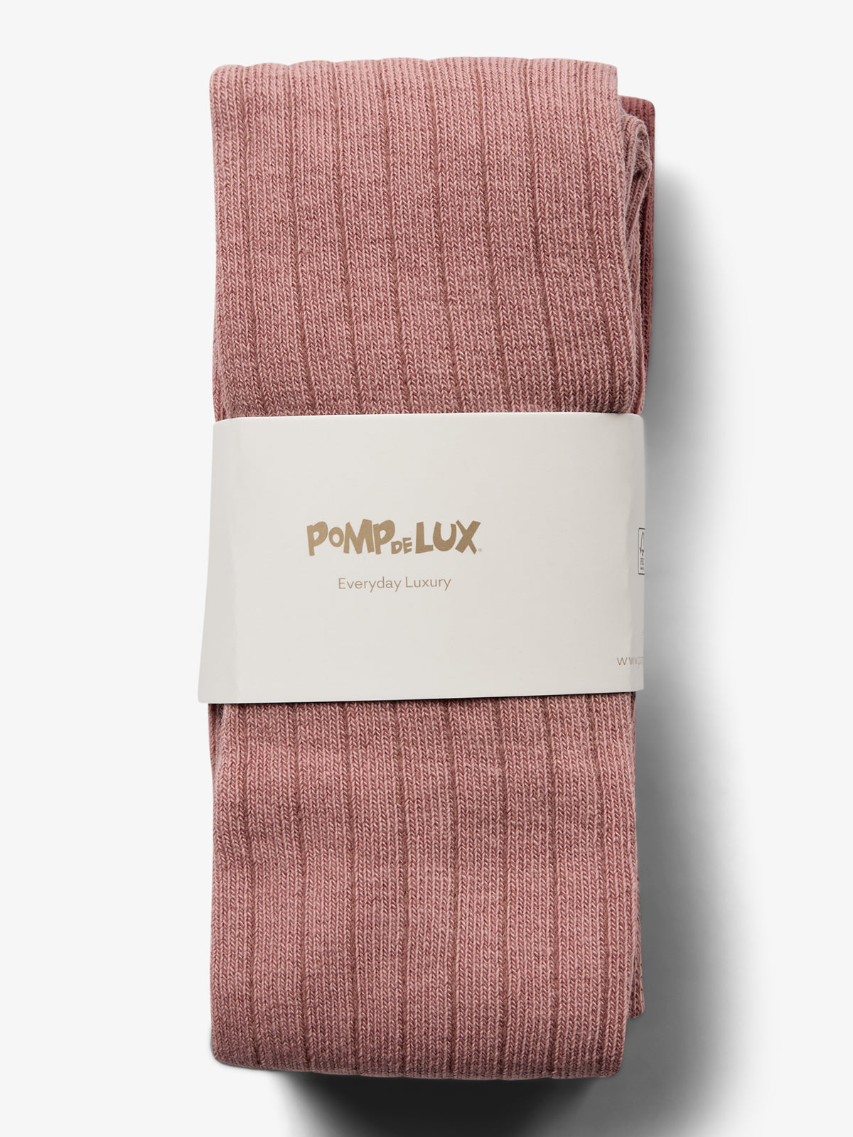 Das rosa gefaltete Stricktuch liegt auf einem weißen Hintergrund, mit einem weißen Etikett, das die Aufschrift "POMPdeLUX" und "Everyday Luxury" trägt.