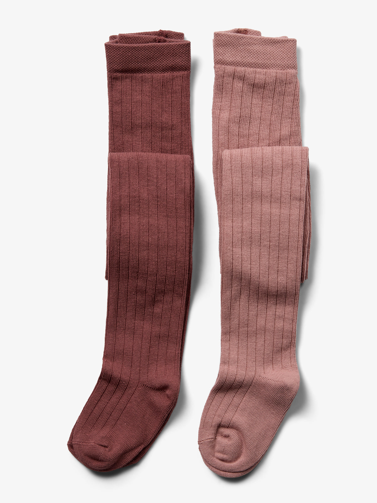 Zwei Paar gestrickte Strumpfhosen, eine in dunklem Ziegelrot und die andere in hellem Rosa, liegen nebeneinander in einer neutralen, weißen Umgebung.