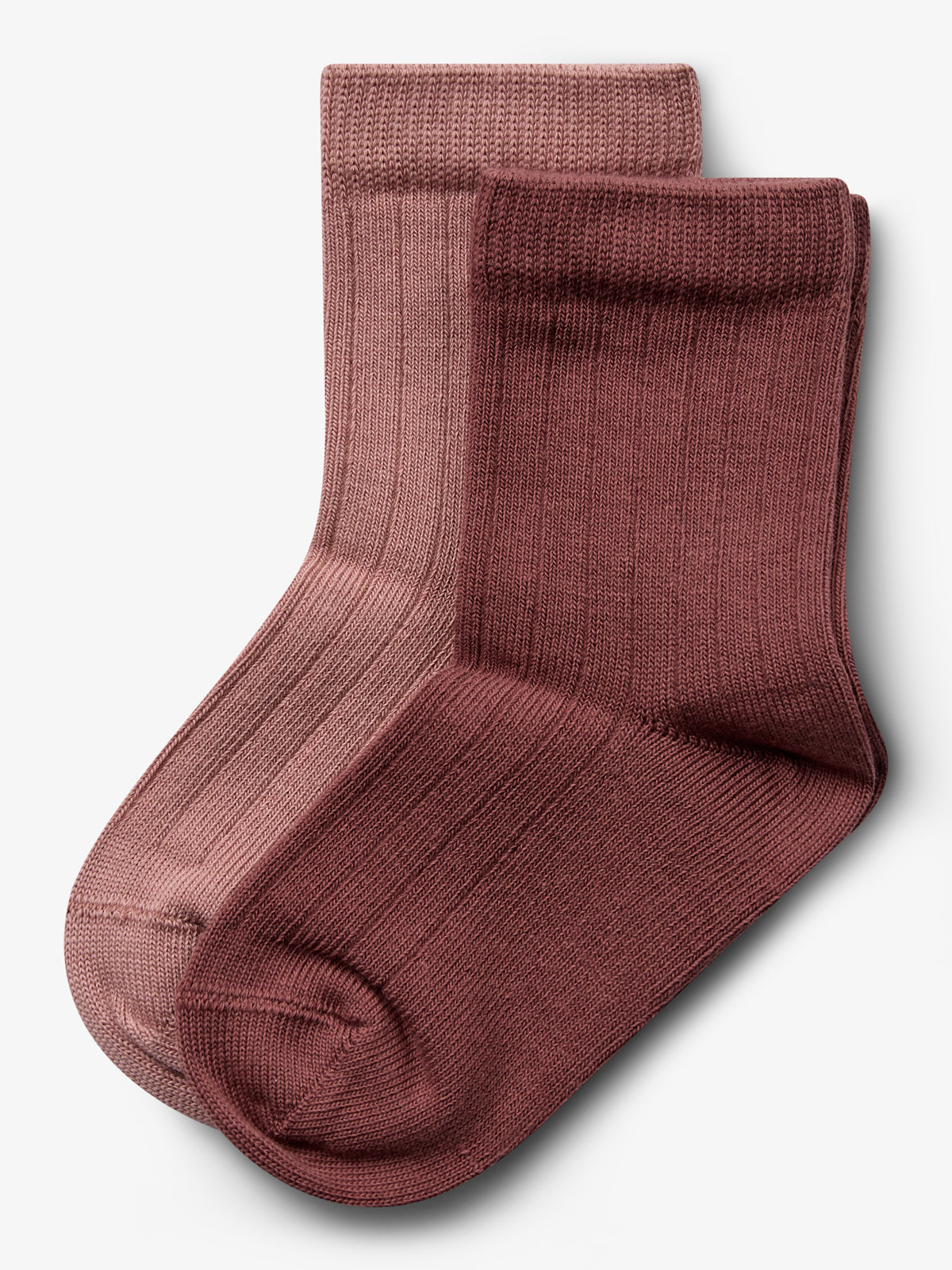 Zwei Paar Socken, ein Paar in hellem Rosa und das andere in dunklem Rotbraun, liegen überlappend auf einem weißen Hintergrund. Sie sind aus geripptem Stoff gefertigt.
