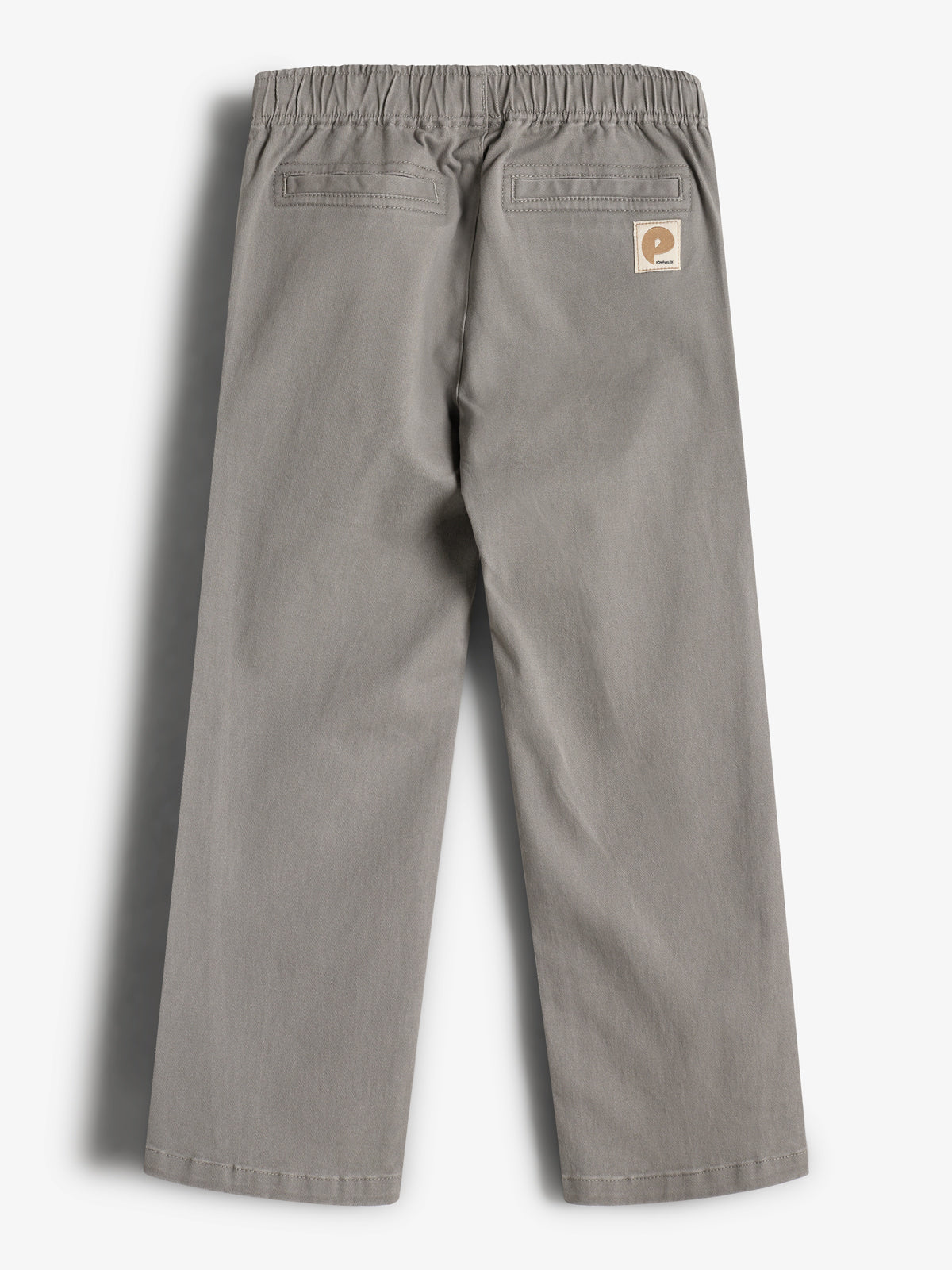 Graue Hose, hängt still, unsichtbare Oberfläche. Elastischer Bund oben, zwei Gesäßtaschen sichtbar. Ein kleines Logo-Etikett befindet sich auf der rechten Seite. Bügelfalten betonen die Struktur.