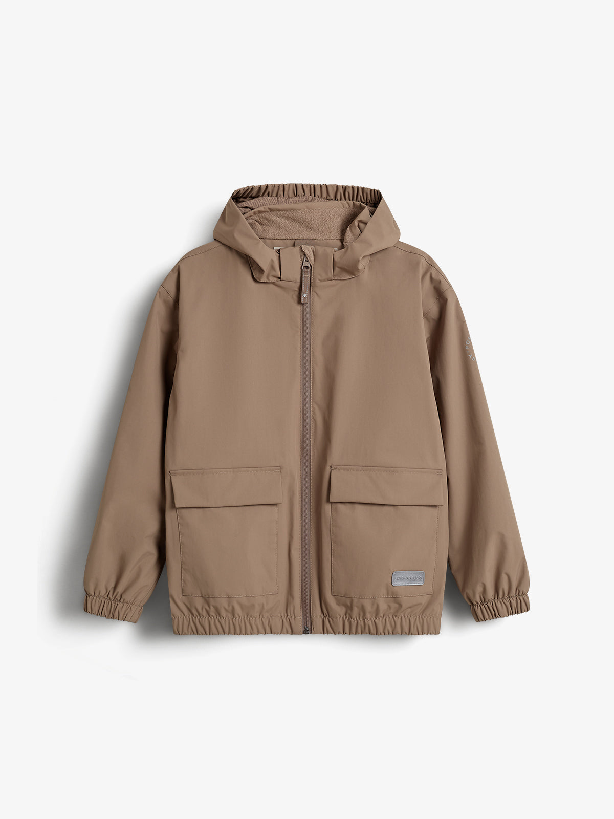 Eine beigefarbene Jacke mit Kapuze und Reißverschluss, hervorgehobene Taschen vorne, liegt flach auf einem weißen Hintergrund. Text: "RAINWEAR" auf dem rechten Ärmel, "CAMPANIA" auf einem Etikett.