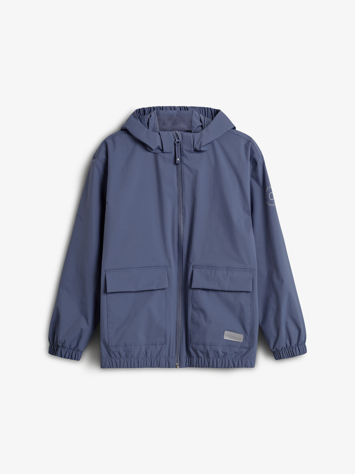 Eine blaue Kapuzenjacke mit Reißverschluss und zwei großen Fronttaschen liegt flach in einem neutralen Raum. Die Ärmel haben elastische Bündchen. Ein Logo ist auf dem linken Ärmel zu erkennen.