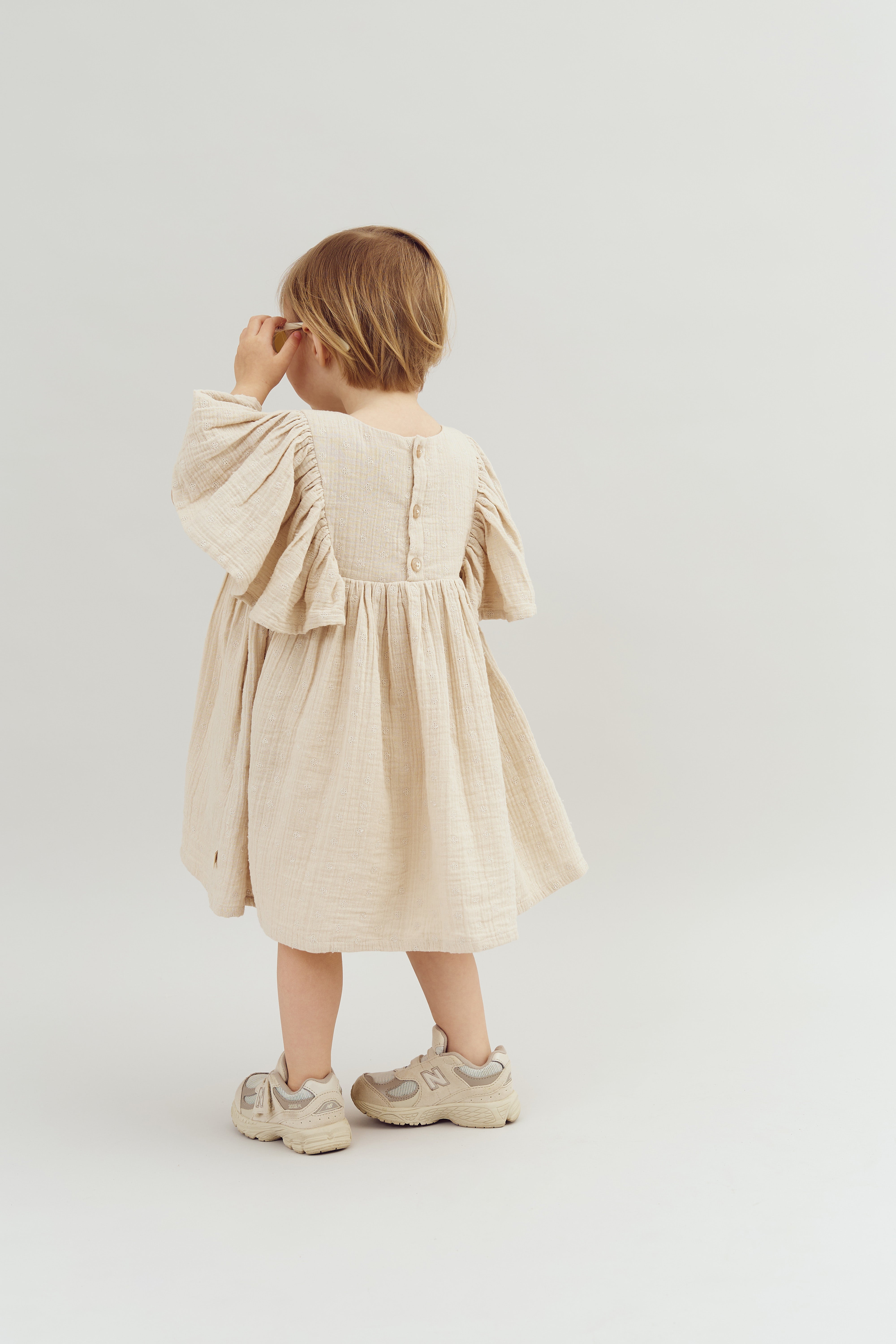 Musselinkleid mit Schmetterlingsärmeln und Stickerei - Light Beige | 100243 Ella