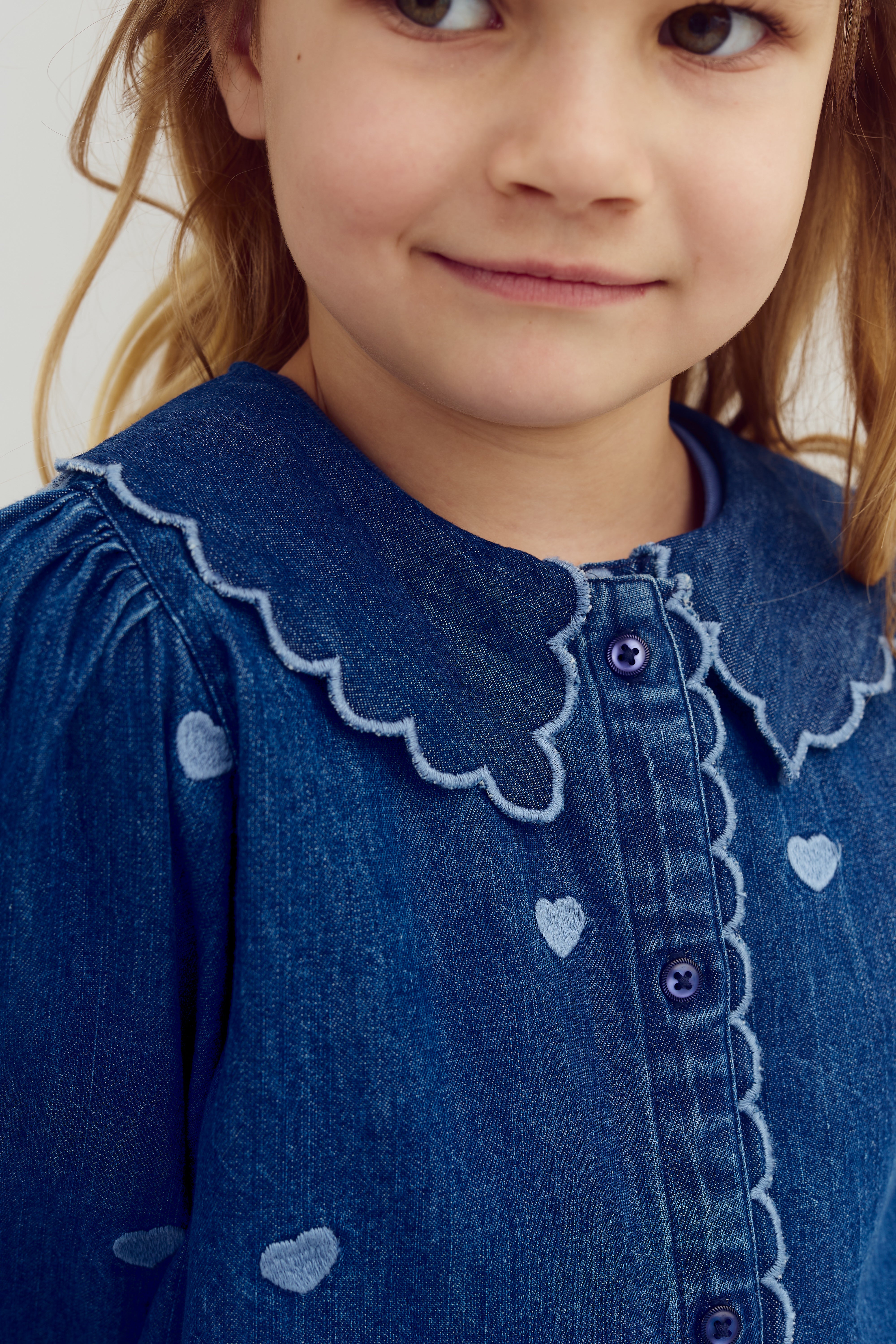 Jeanshemd mit Stickerei - Dark Blue Denim with Blue Heart | 100178 Debbie