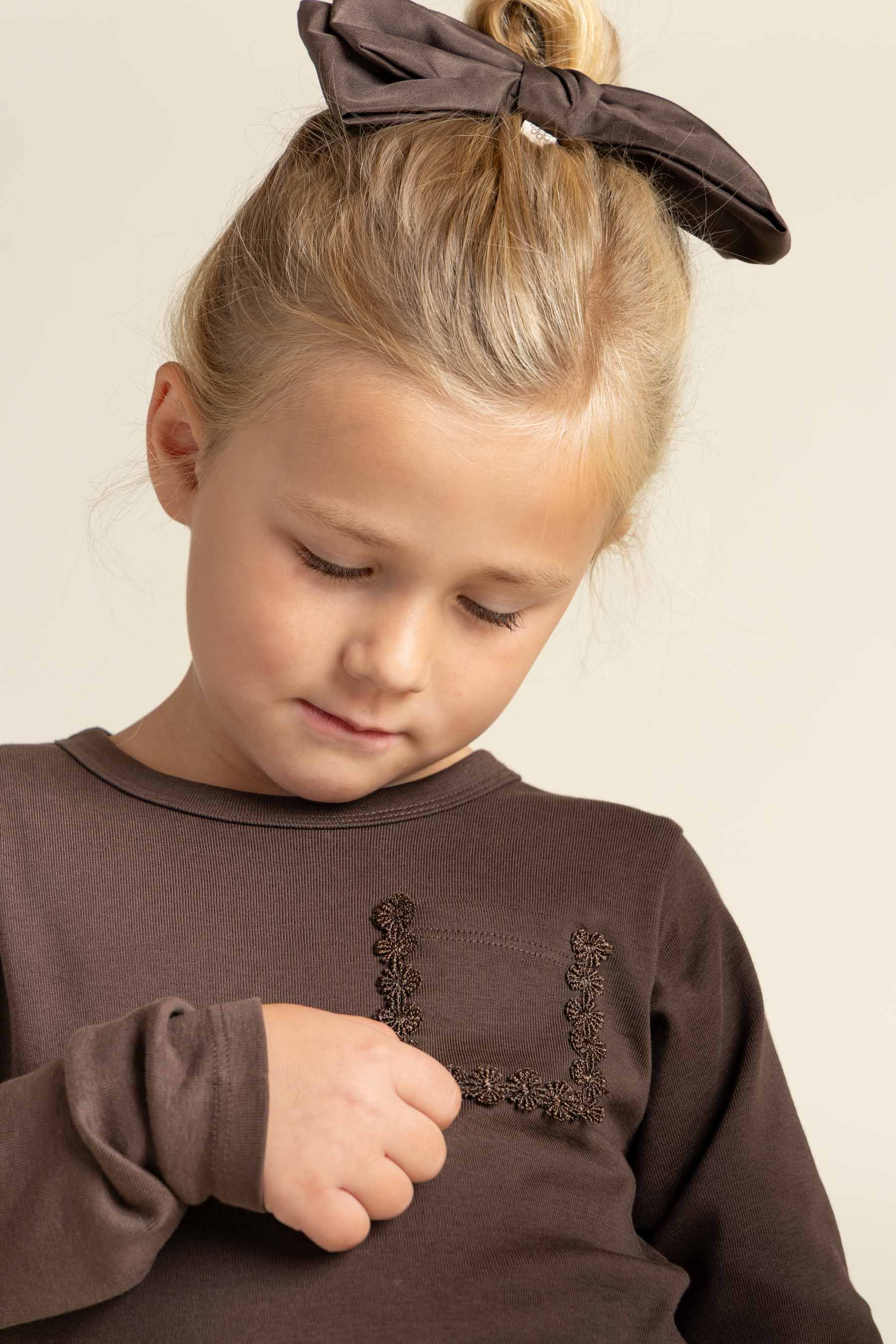 Langarm-T-Shirt mit Brusttasche - Kids - Chocolate | 100870 Sienna