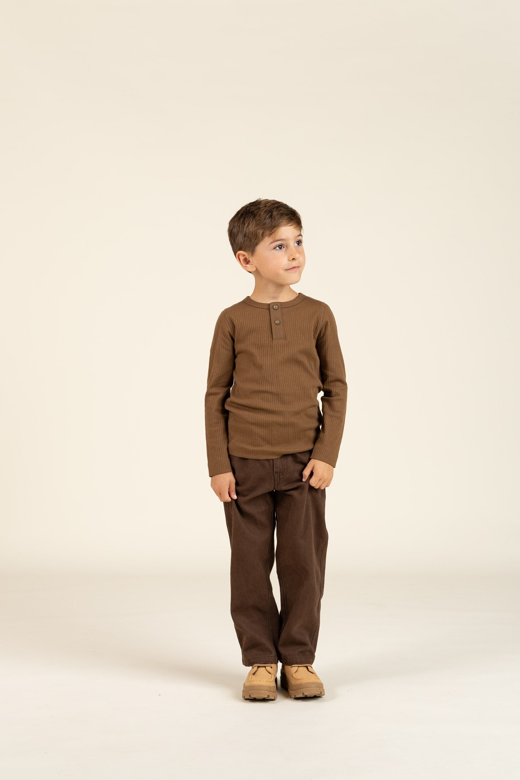 Langärmeliges T-Shirt aus Baumwollripp - Kids - Coffee | 100568 Manson