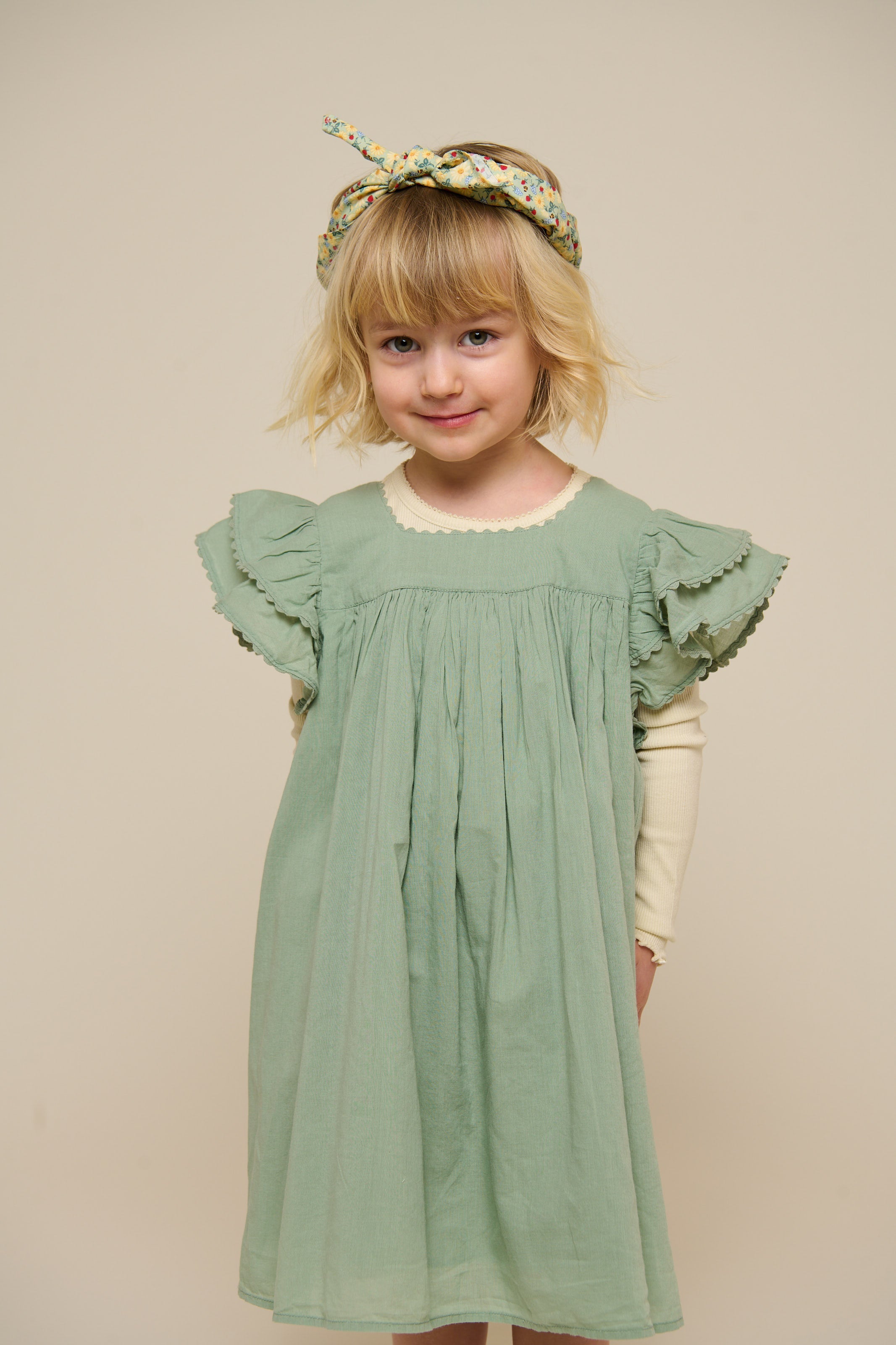 Baumwollkleid mit Zick Zack Rüsche - Kids - Dusty Green | 101035 Alma