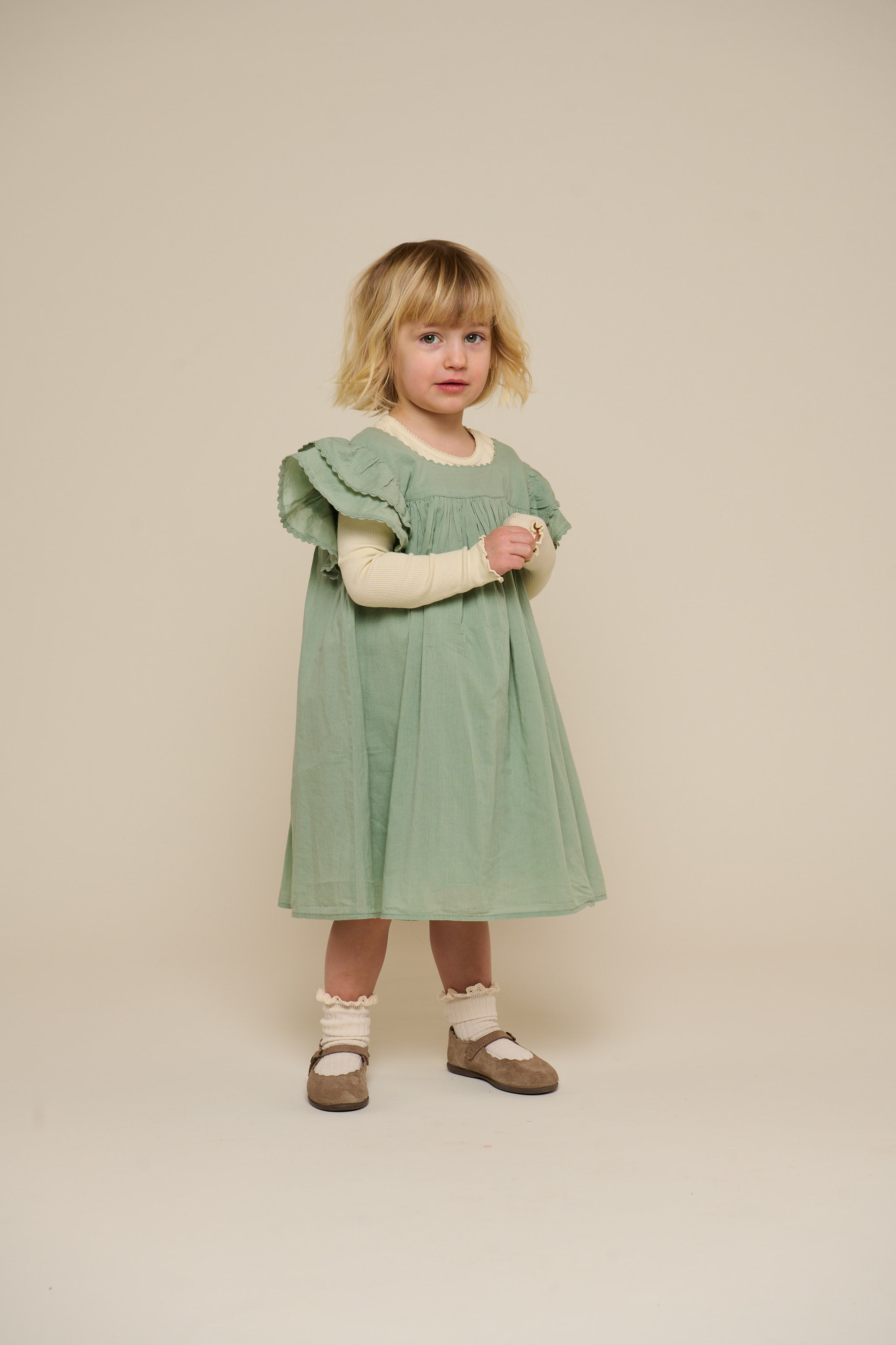Baumwollkleid mit Zick Zack Rüsche - Kids - Dusty Green | 101035 Alma