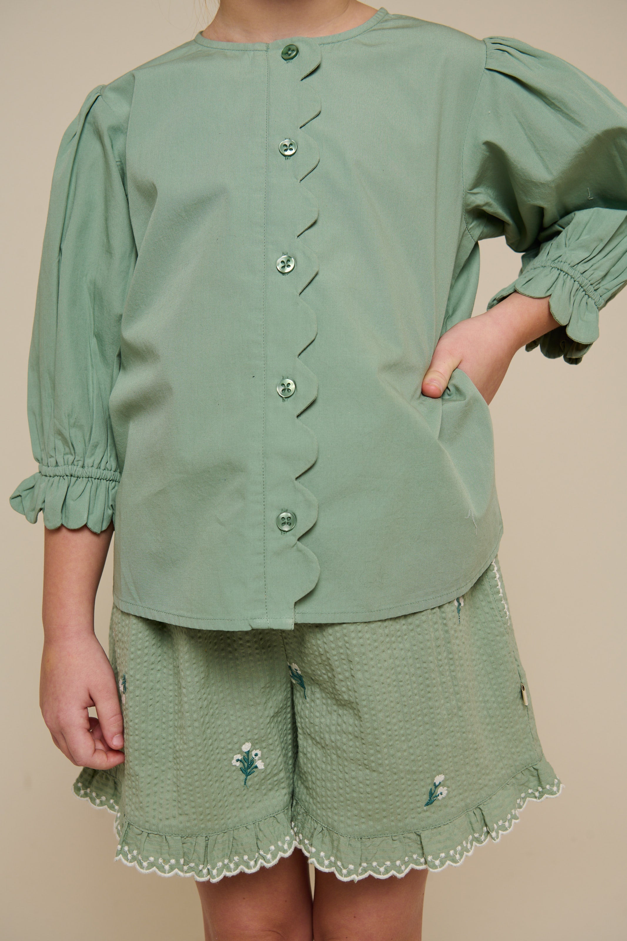 Bestickte Seersucker-Shorts - Tween - Dusty Green | 100985 Nora