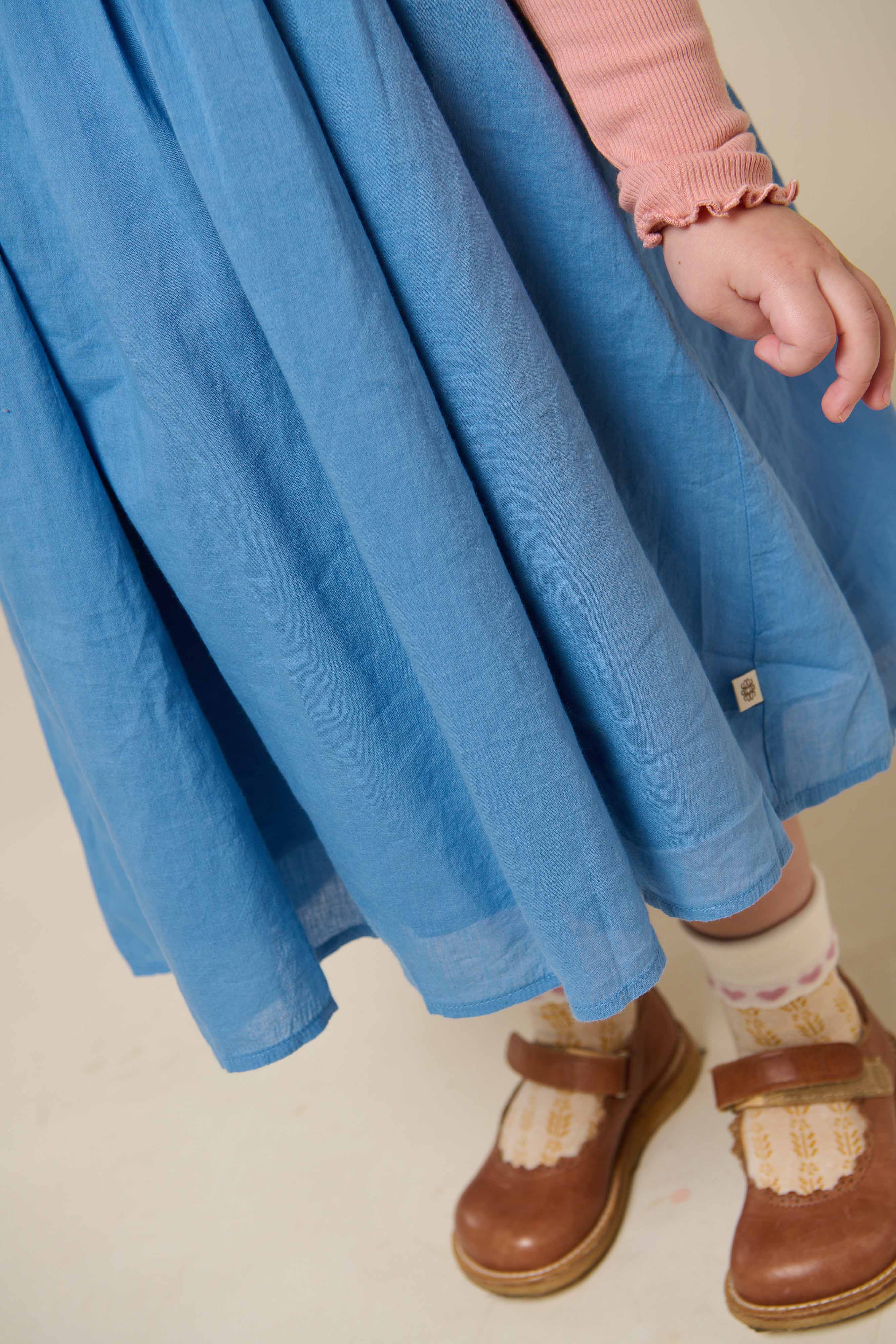 Baumwollkleid mit Zick Zack Rüsche - Kids - Dusty Blue | 101036 Alma