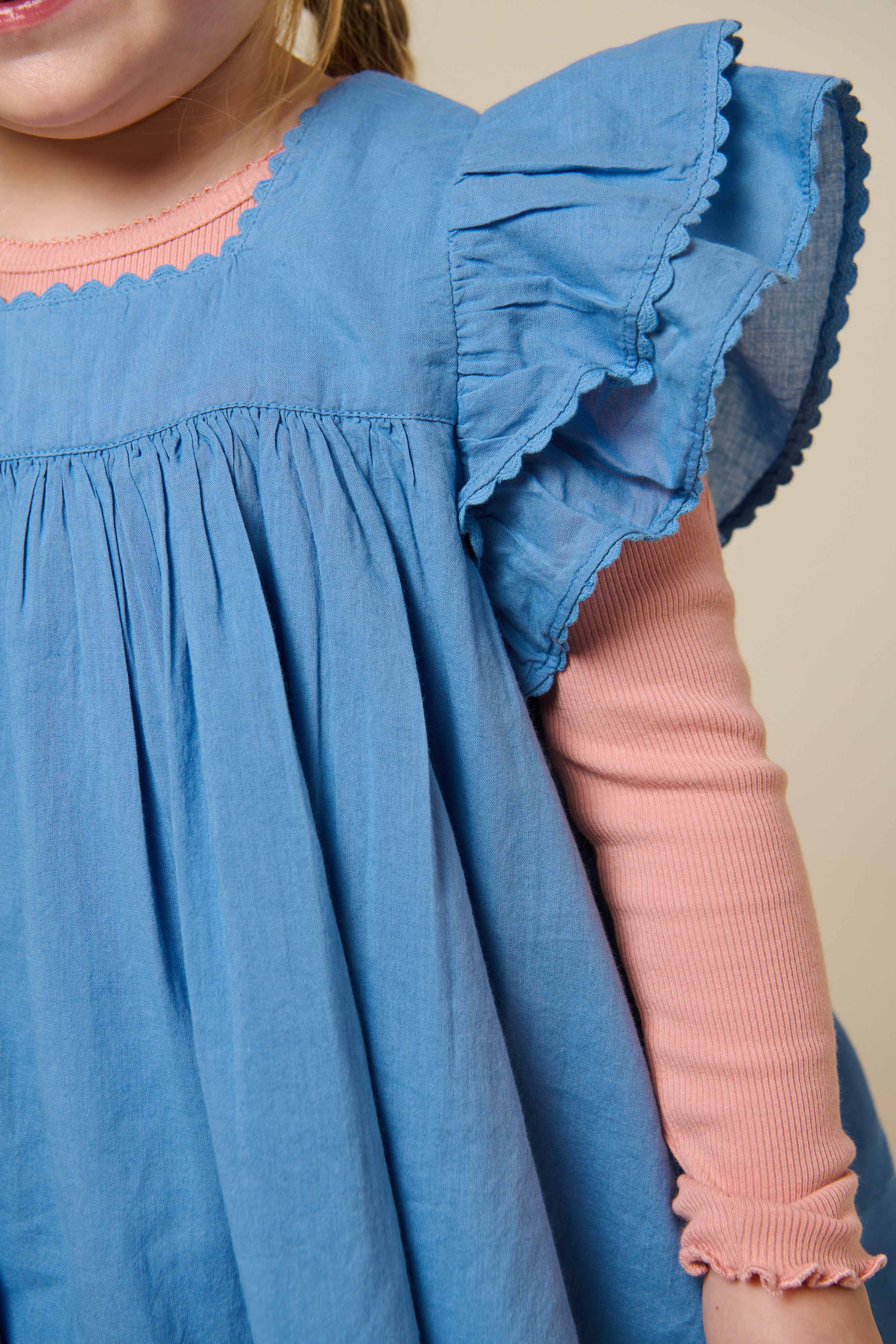Baumwollkleid mit Zick Zack Rüsche - Kids - Dusty Blue | 101036 Alma